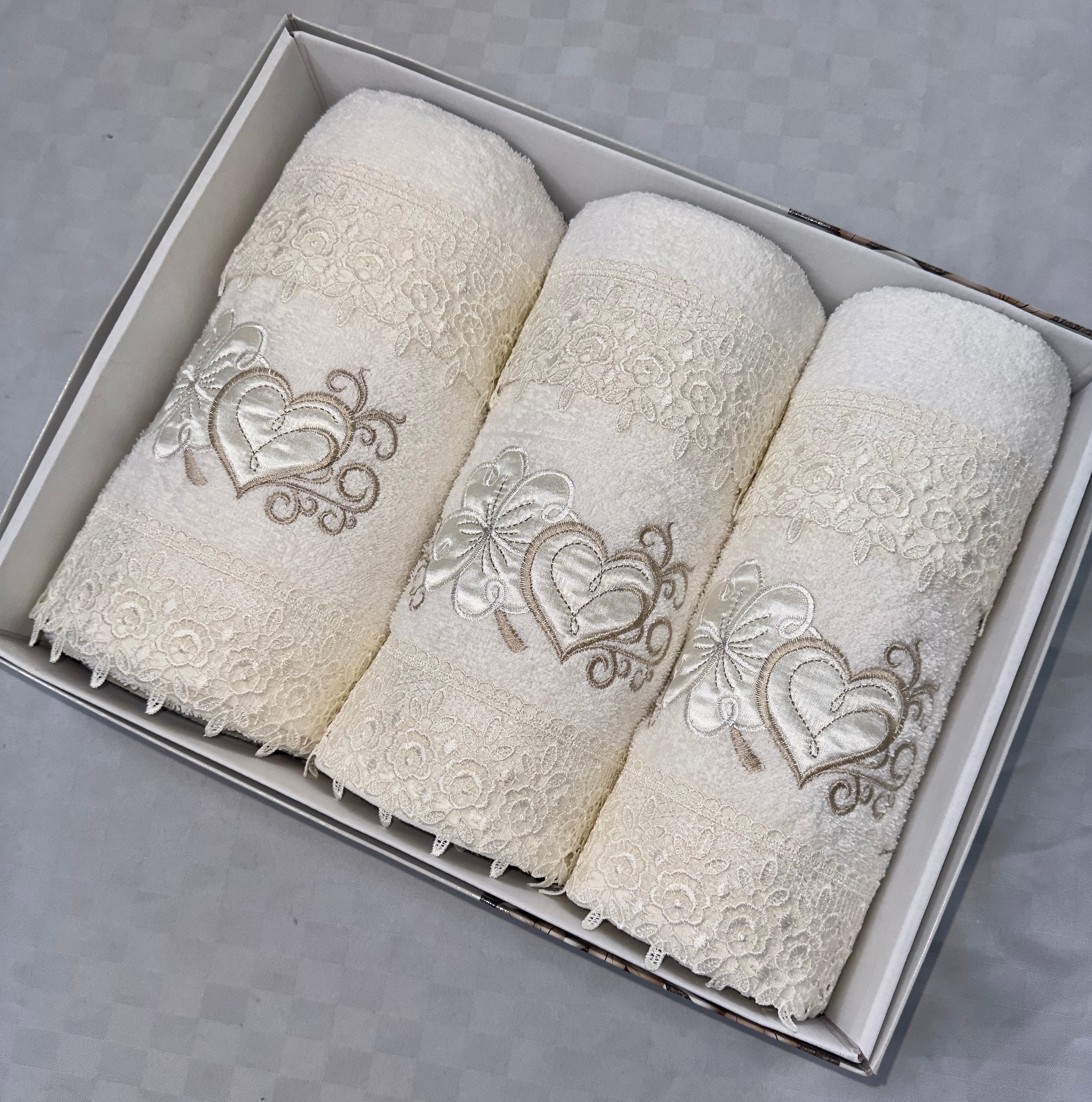 SET 6 PEZZI ASCIUGAMANO BAGNO IN SPUGNA contiene 3 Grandi Viso+3 Piccole Ospite