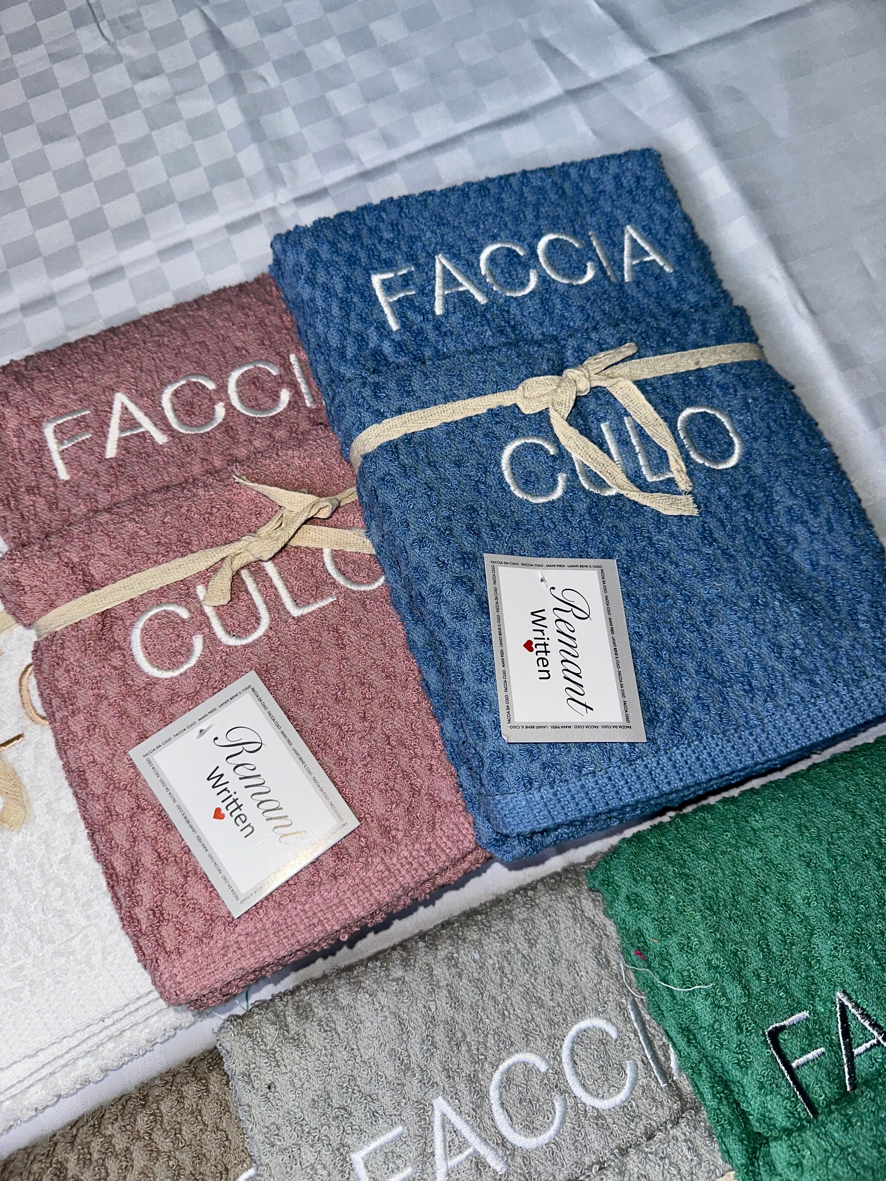 COPPIA ASCIUGAMANI BAGNO IN SPUGNA contiene 1 Grande Viso + 1 Piccola Ospite