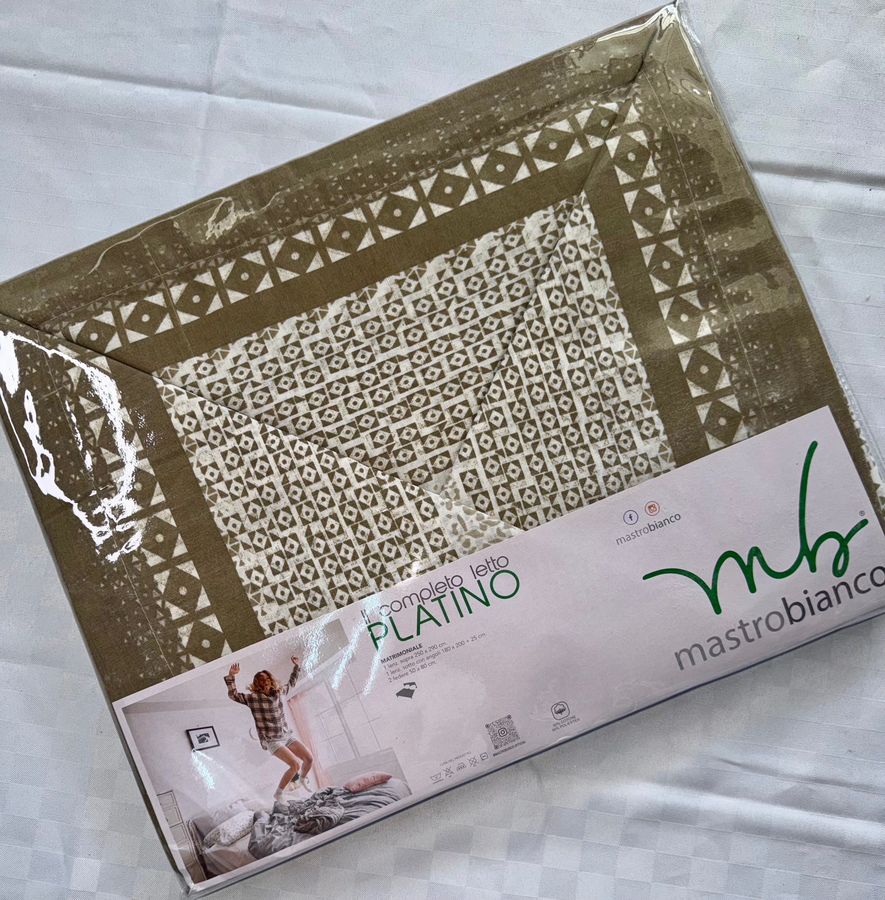 COMPLETO LENZUOLA PER LETTO MATRIMONIALE Polycotton contiene Lenzuolo sopra, Lenzuolo sotto con angoli e Due Federe