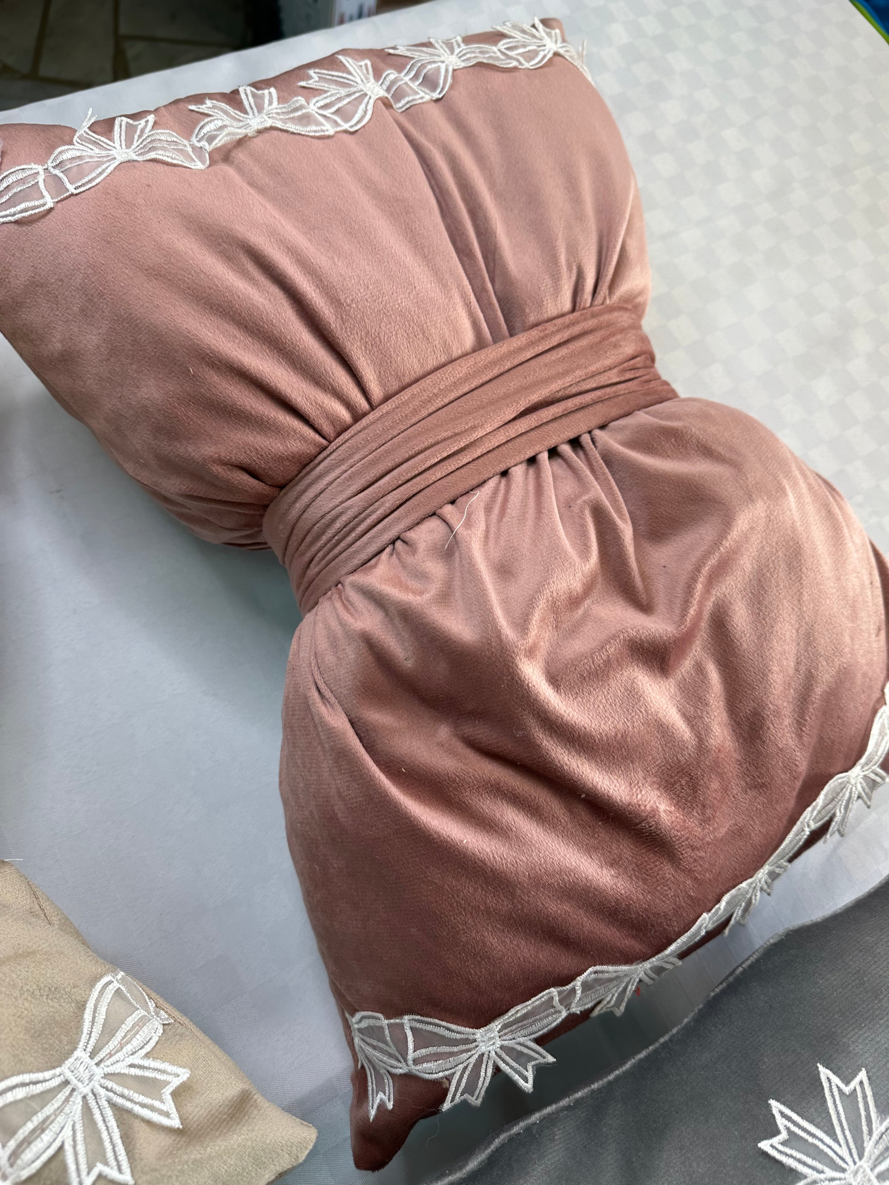 CUSCINO ARREDO FIOCCO IN VELLUTO CON RICAMO