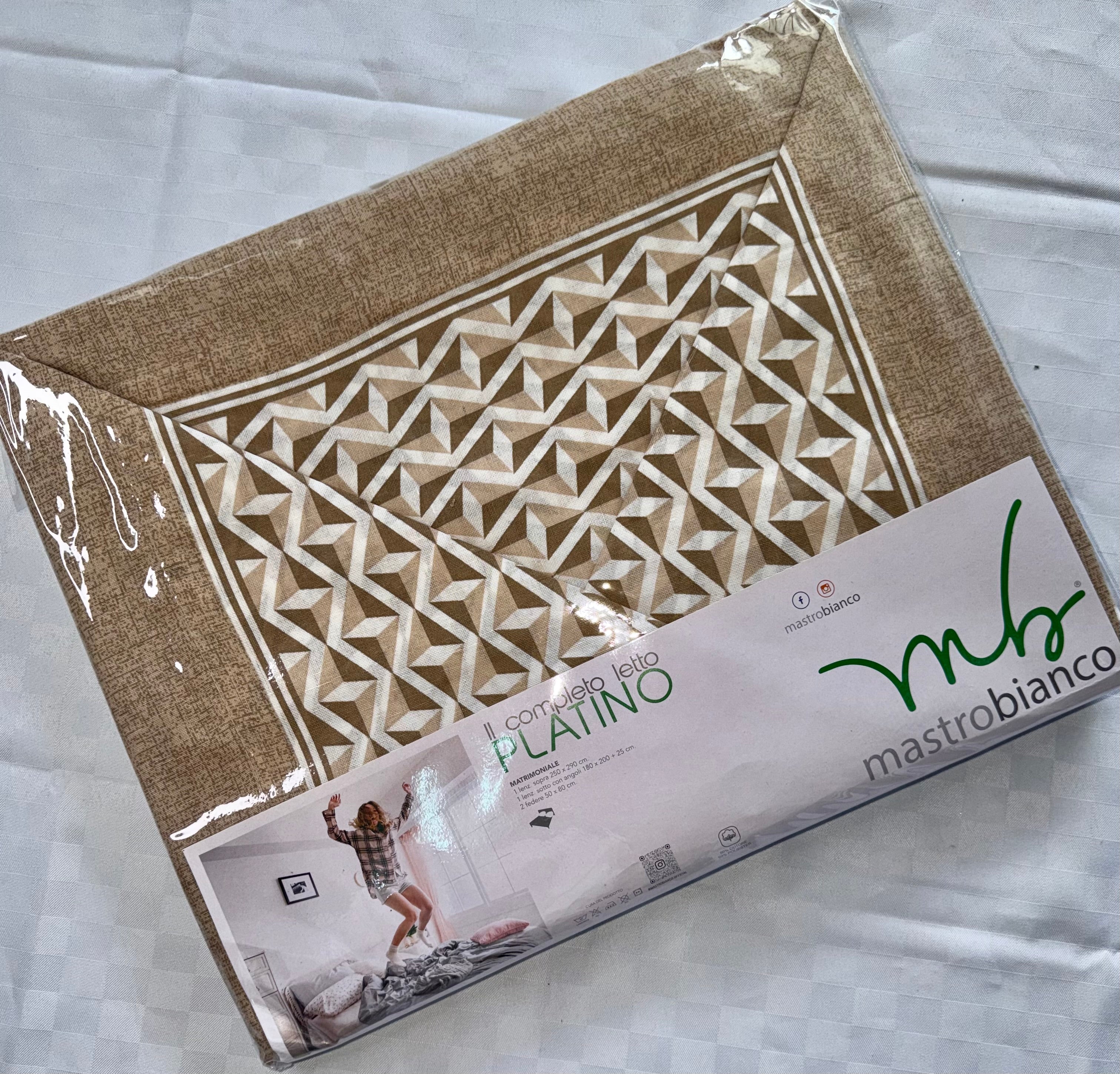 COMPLETO LENZUOLA PER LETTO MATRIMONIALE Polycotton contiene Lenzuolo sopra, Lenzuolo sotto con angoli e Due Federe