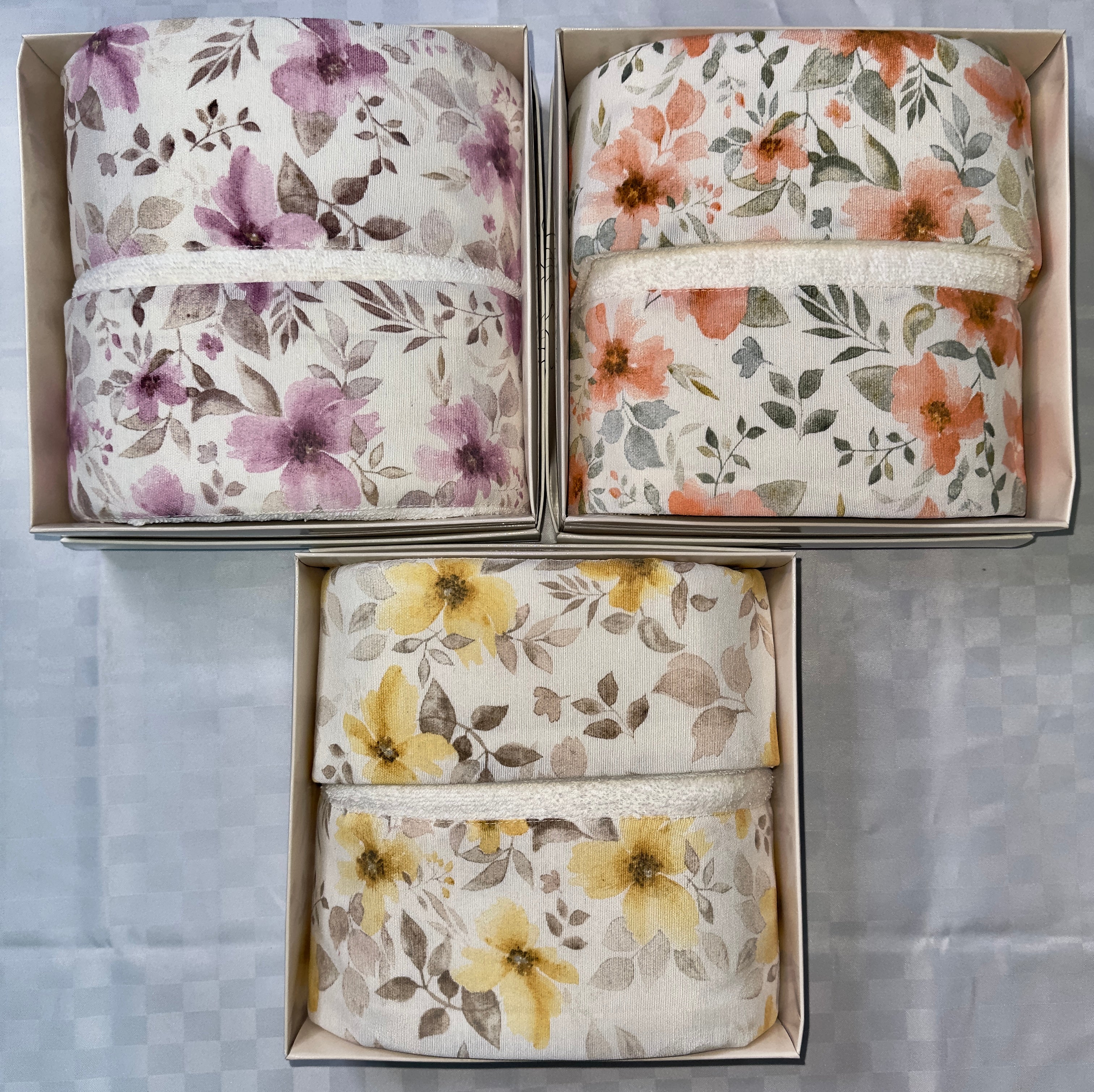 COPPIA DI ASCIUGAMANI BAGNO IN SPUGNA SCATOLATA 1 Grande Viso + 1 Piccola Ospite