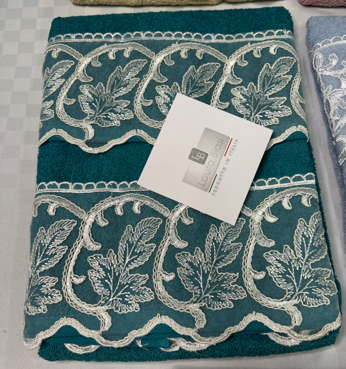 COPPIA ASCIUGAMANI BAGNO IN SPUGNA CON RICAMO