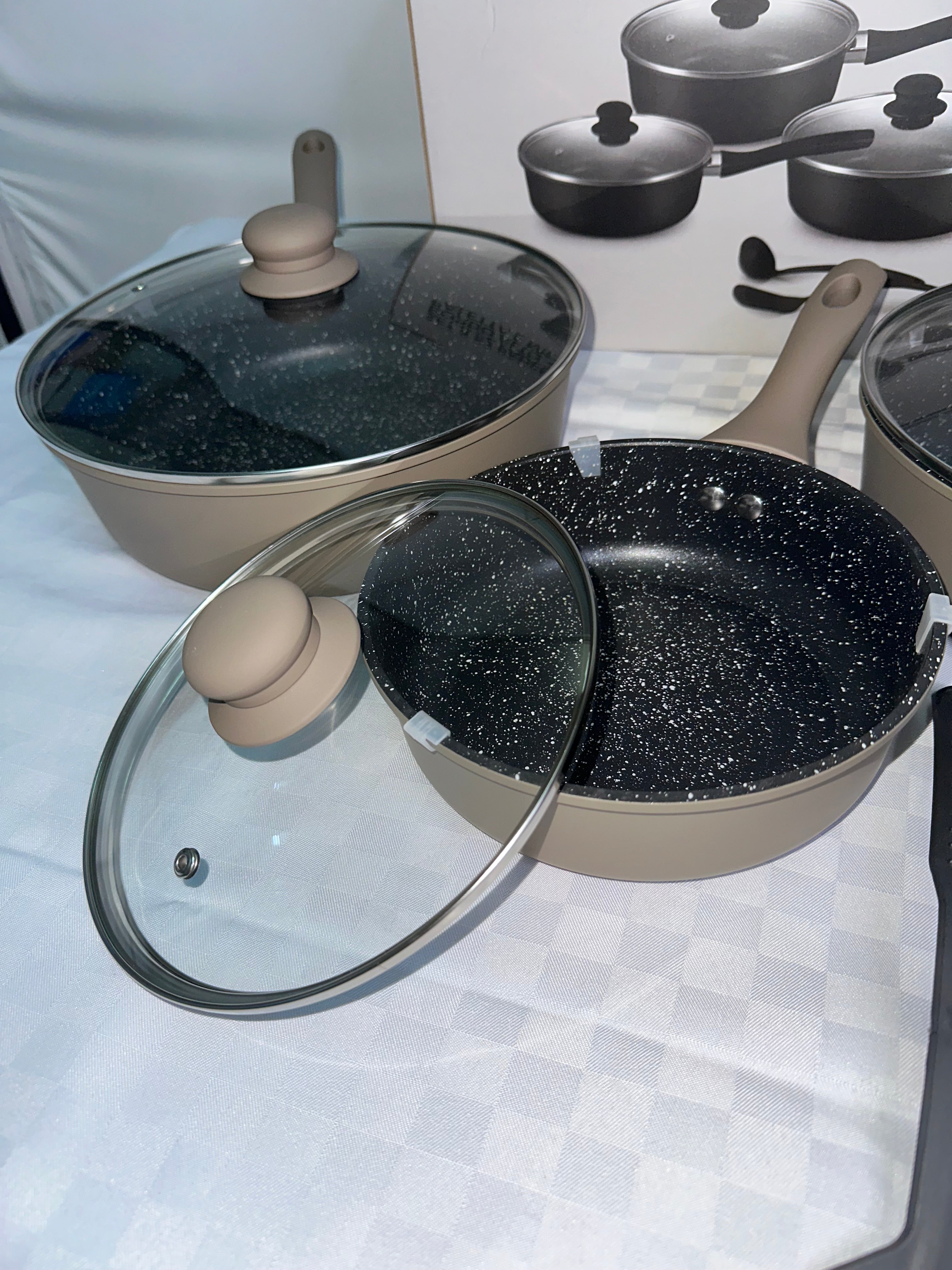 SET DI PADELLE IN PIETRA LAVICA E ANTI-ADERENTE CON BORDO ALTO contiene 3 Padelle, 3 Coperchi e a Mestoli