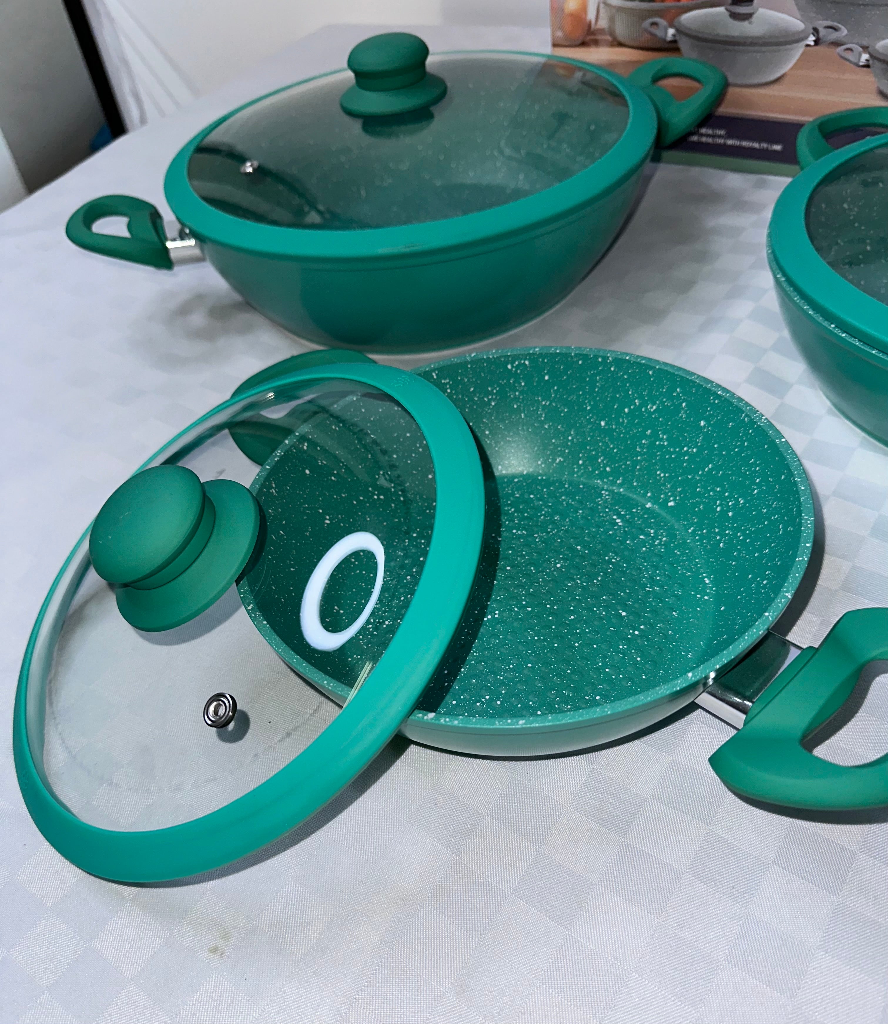 TRIS DI TEGAMI 3 PEZZI CON COPERCHIO IN PIETRA LAVICA E ANTI-ADERENTE