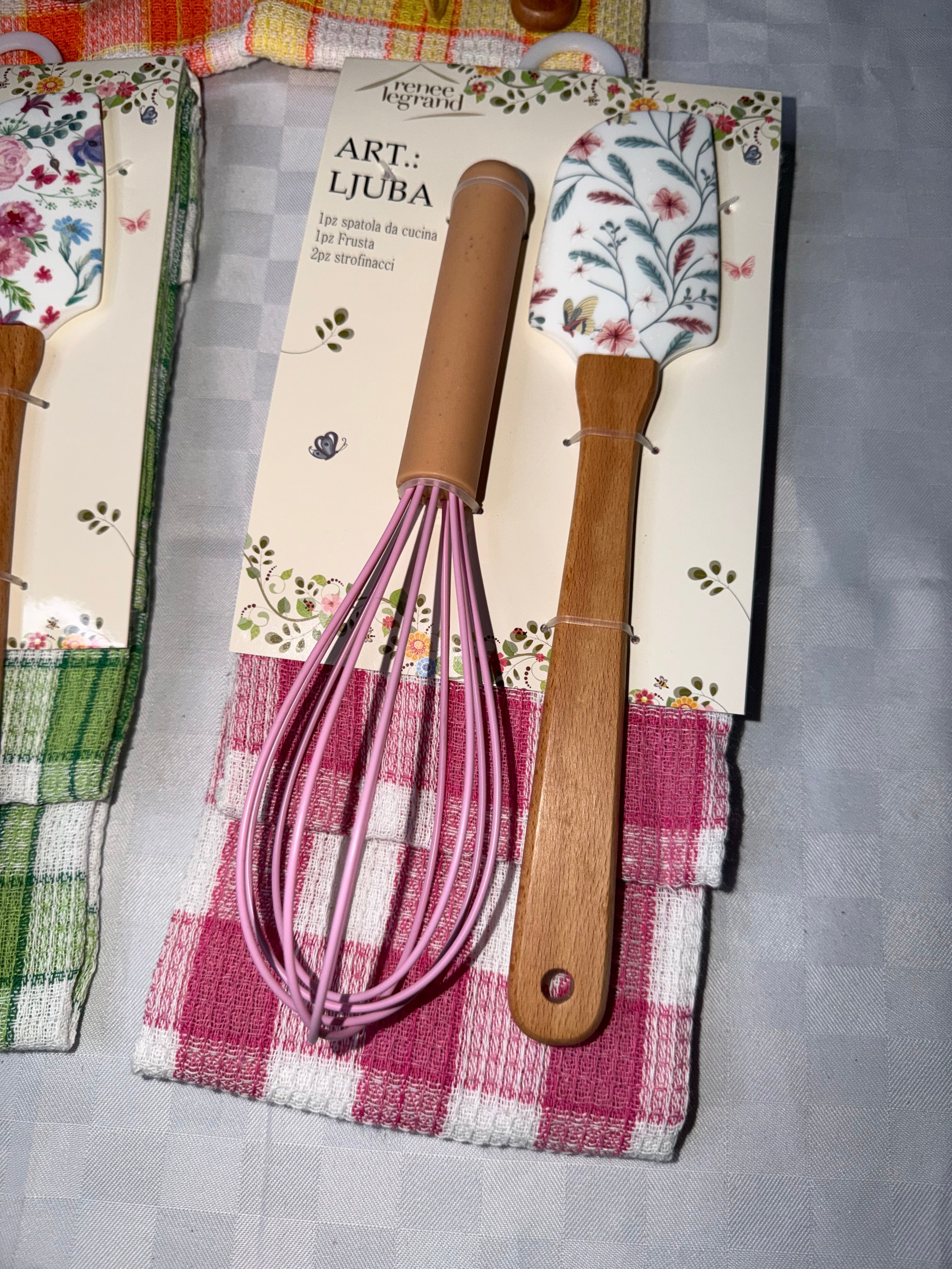 SET DA CUCINA contiene 1 Frusta, 1 Spatola da cucina e 2 Strofinacci in cotone