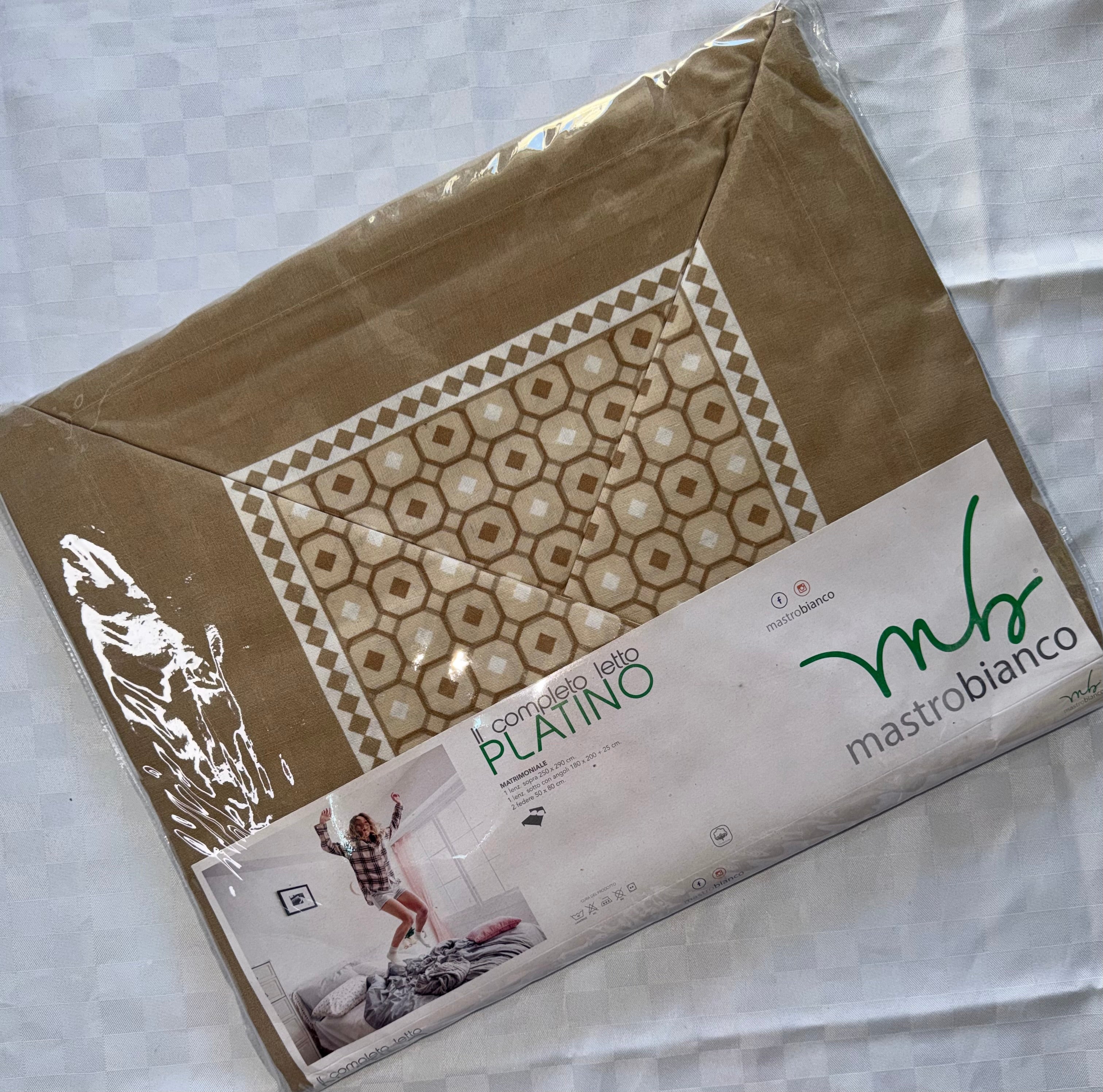 COMPLETO LENZUOLA PER LETTO MATRIMONIALE Polycotton contiene Lenzuolo sopra, Lenzuolo sotto con angoli e Due Federe