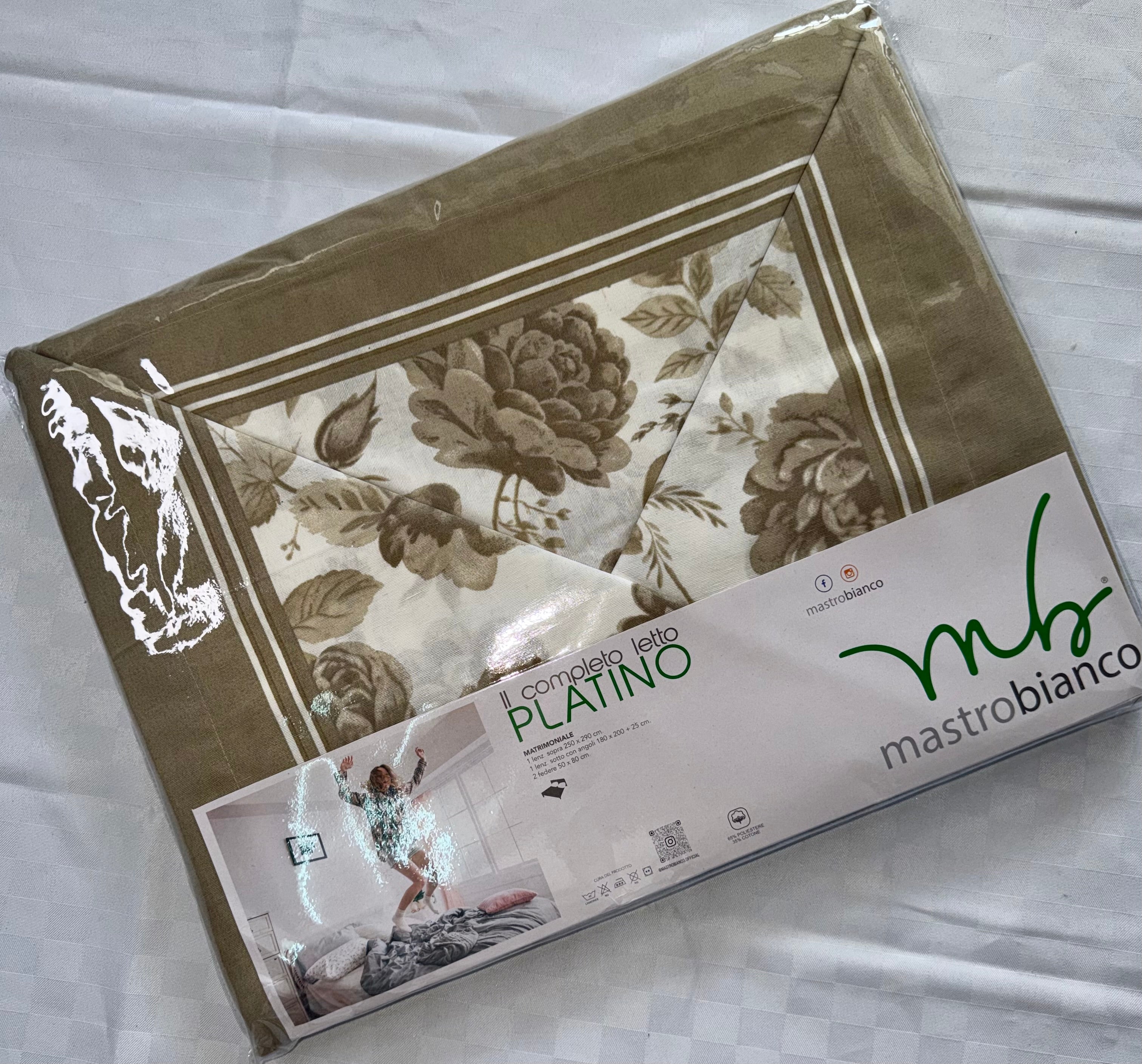 COMPLETO LENZUOLA PER LETTO MATRIMONIALE Polycotton contiene Lenzuolo sopra, Lenzuolo sotto con angoli e Due Federe