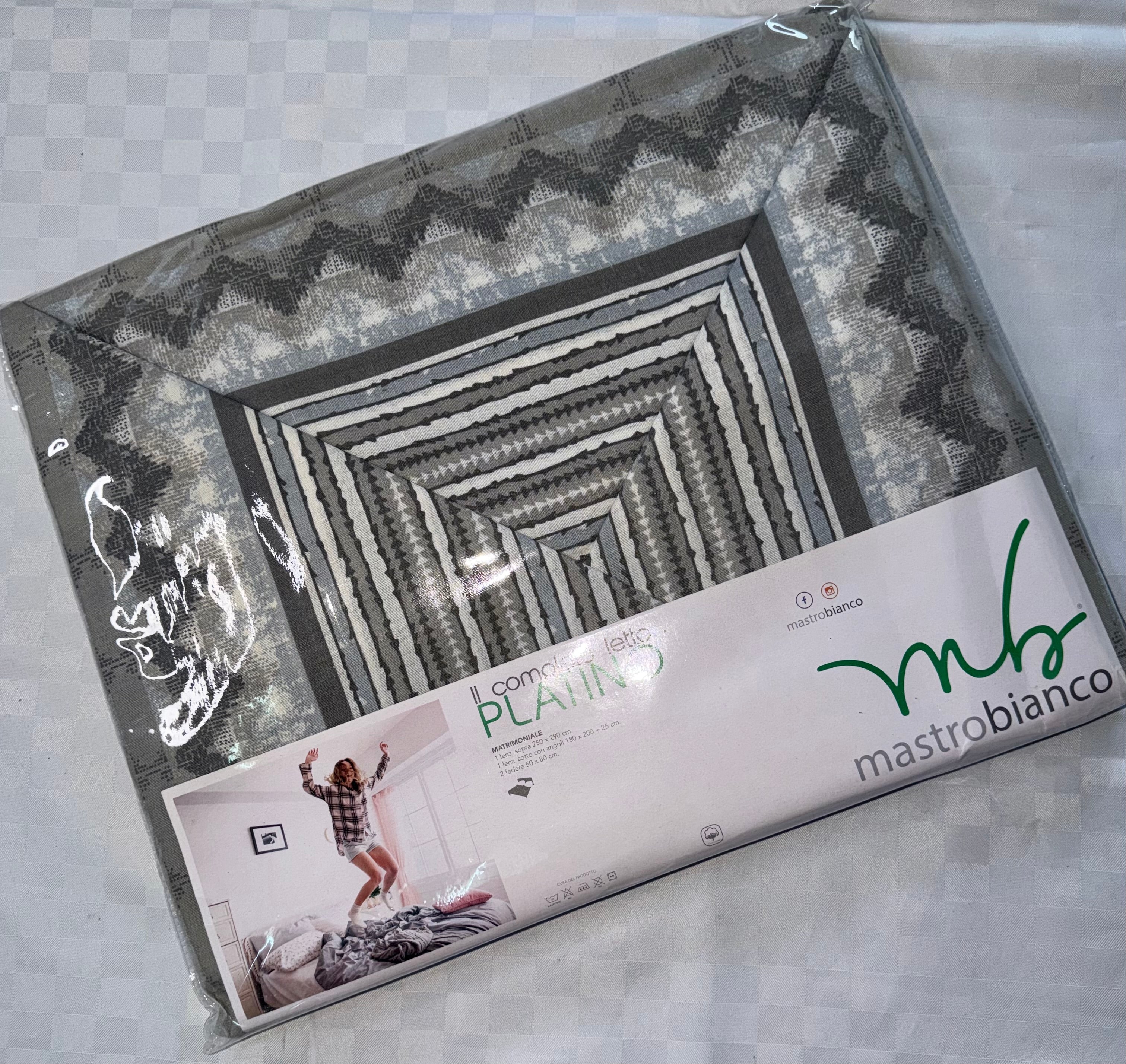 COMPLETO LENZUOLA PER LETTO MATRIMONIALE Polycotton contiene Lenzuolo sopra, Lenzuolo sotto con angoli e Due Federe