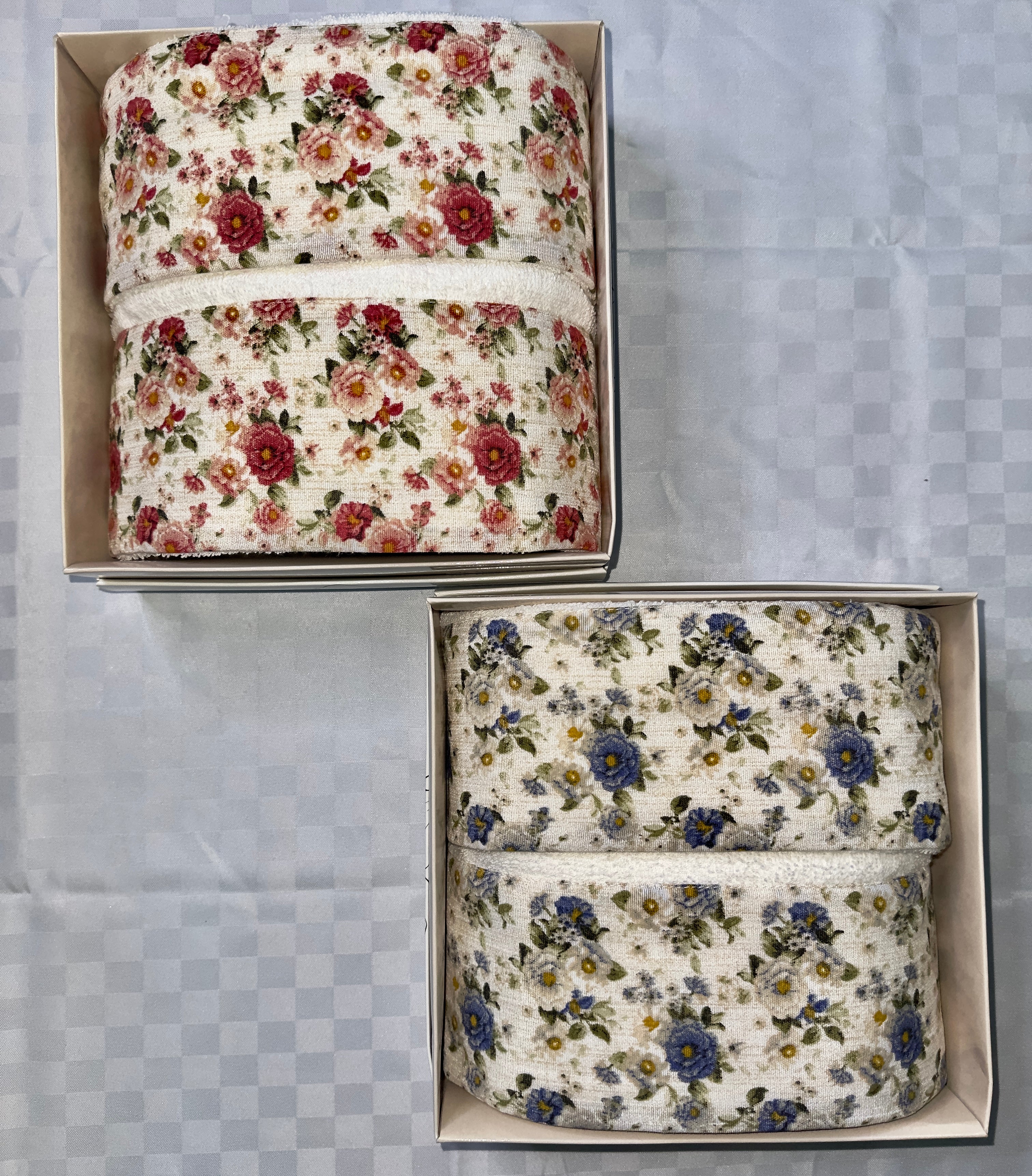 COPPIA DI ASCIUGAMANI BAGNO IN SPUGNA SCATOLATA 1 Grande Viso + 1 Piccola Ospite