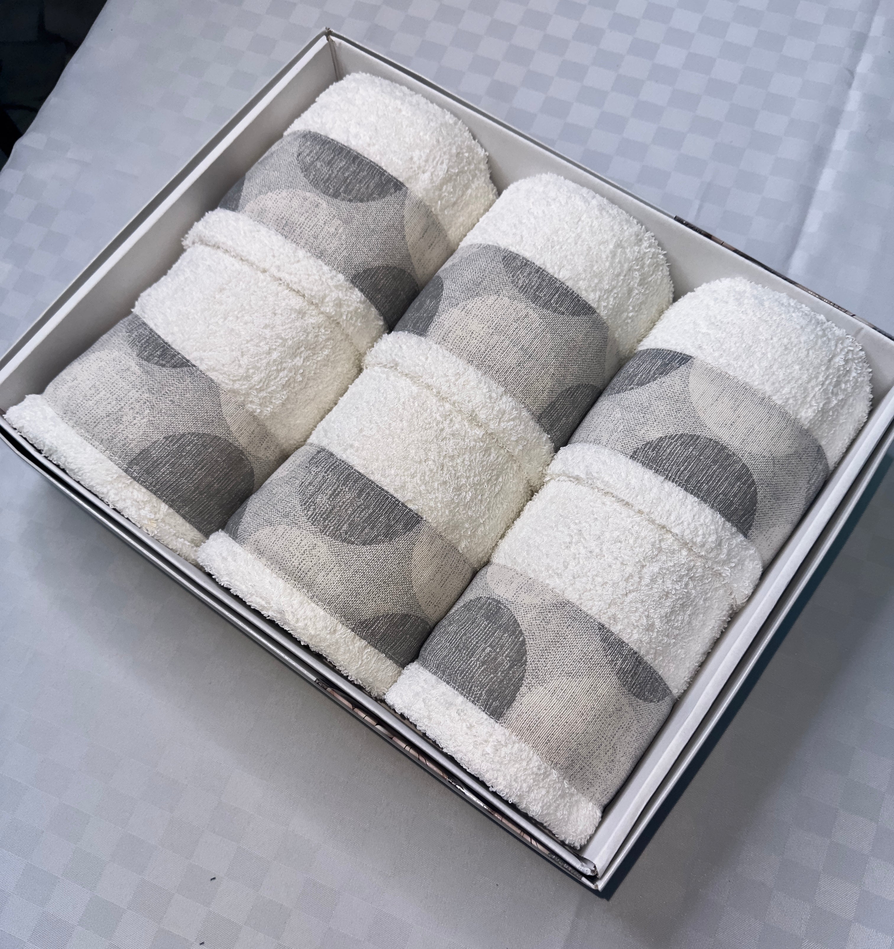 SET 6 PEZZI ASCIUGAMANO BAGNO IN SPUGNA contiene 3 Grandi Viso+3 Piccole Ospite