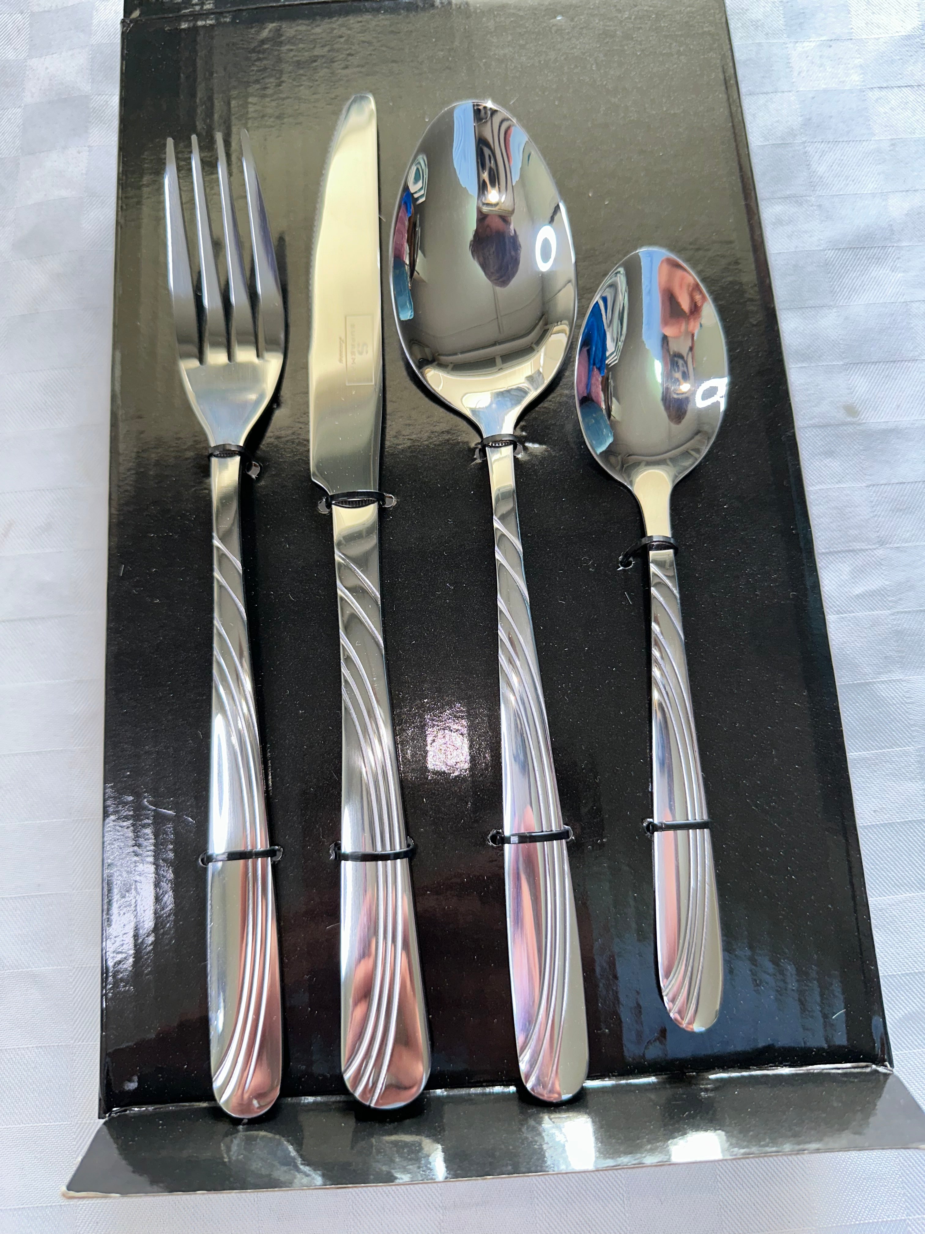 SET POSATE DA 24 PEZZI IN ACCIAIO contiene 6 FORCHETTE + 6 COLTELLI + 6 CUCCHIAI + 6 CUCCHIAINI