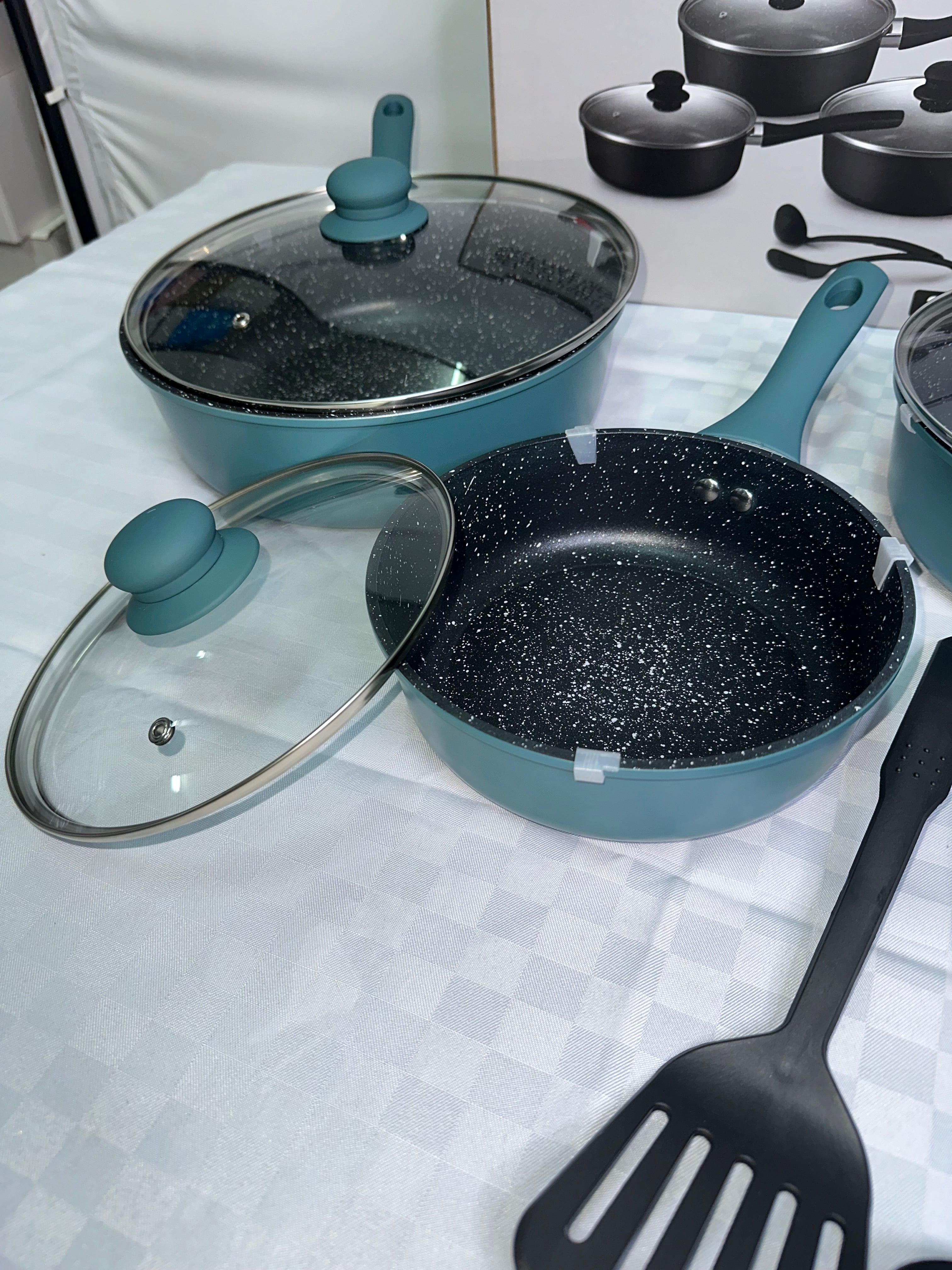 SET DI PADELLE IN PIETRA LAVICA E ANTI-ADERENTE CON BORDO ALTO contiene 3 Padelle, 3 Coperchi e a Mestoli