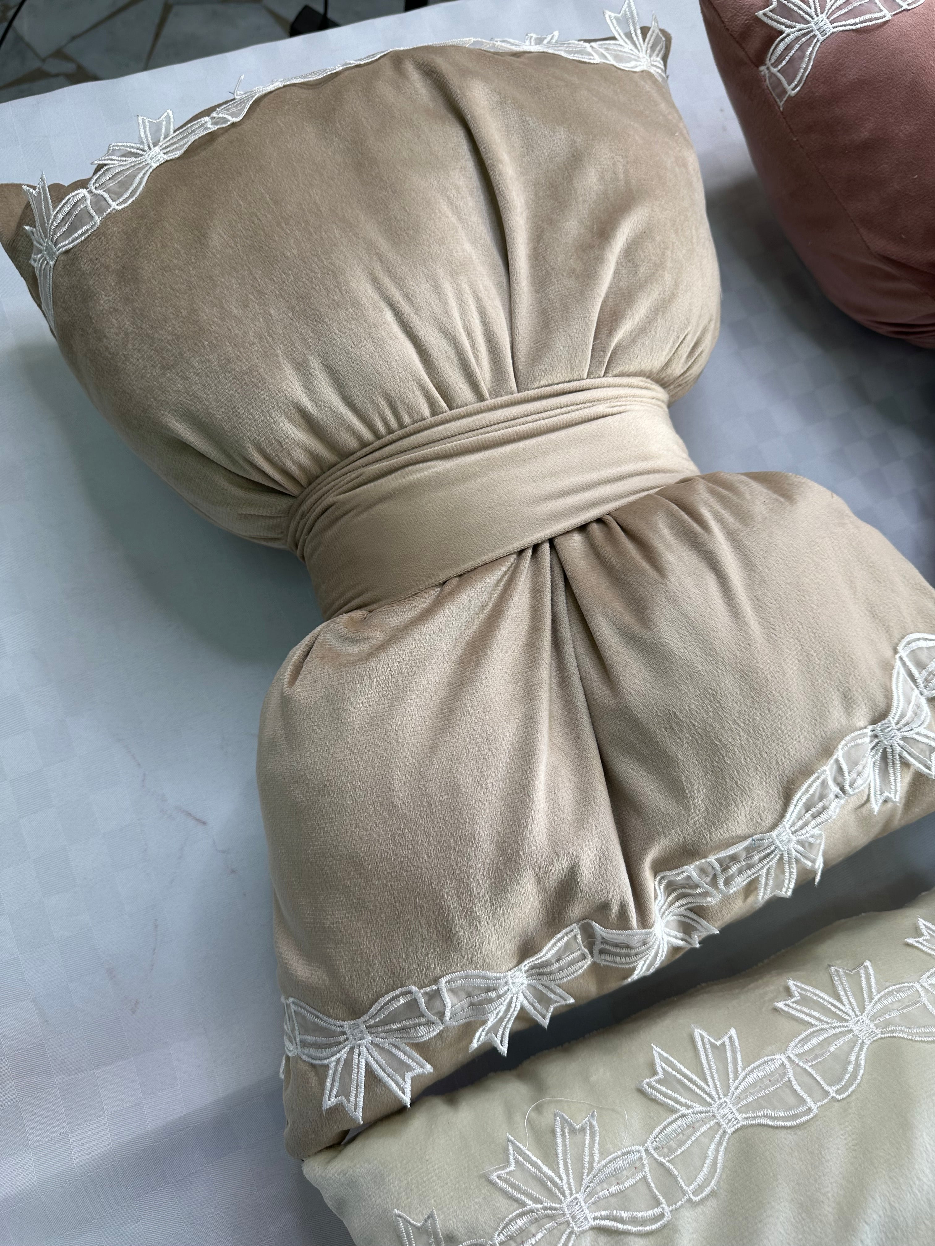 CUSCINO ARREDO FIOCCO IN VELLUTO CON RICAMO