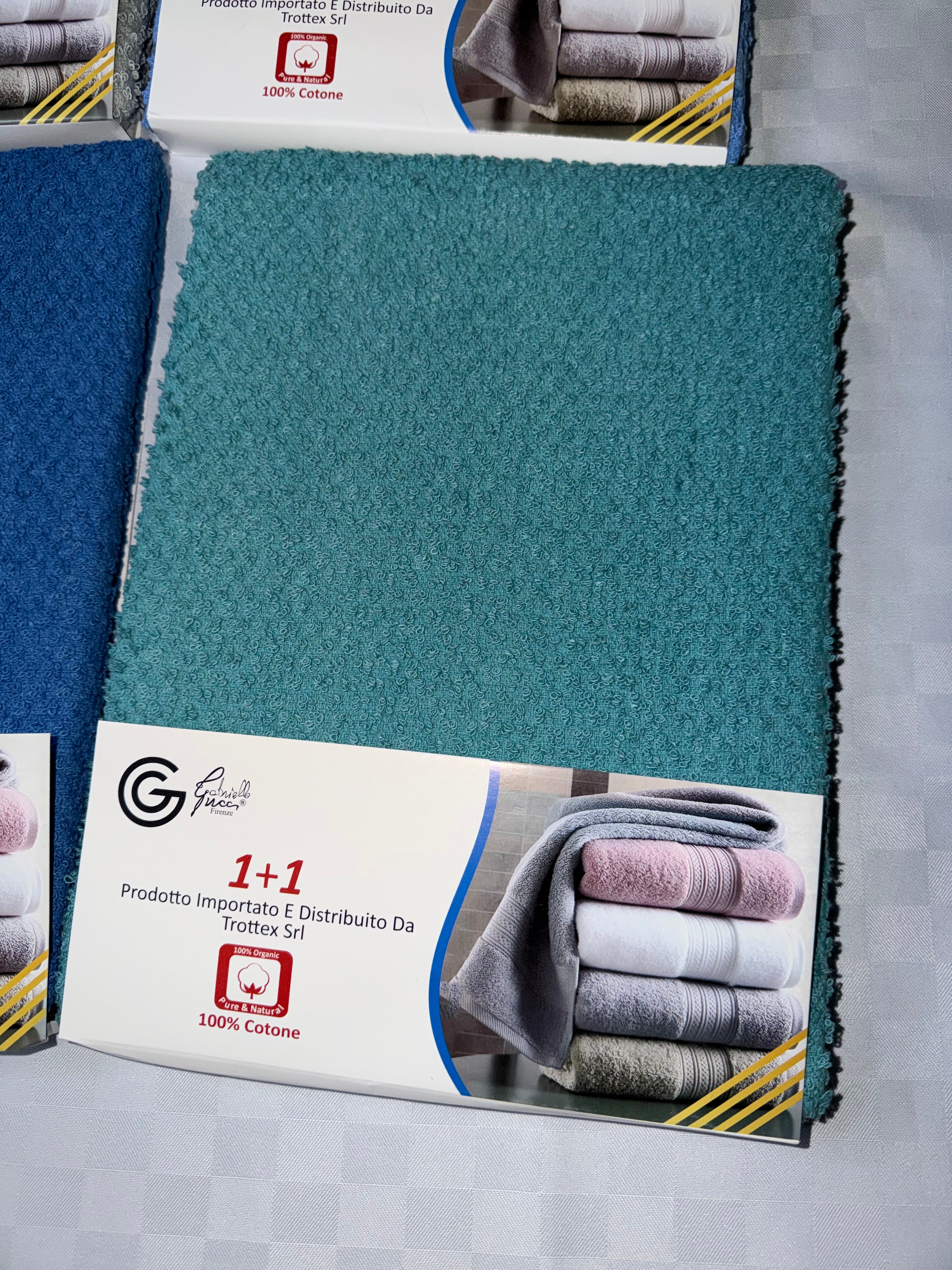 COPPIA DI ASCIUGAMANI BAGNO IN SPUGNA contiene 1 Grande Viso e 1 Piccola Ospite