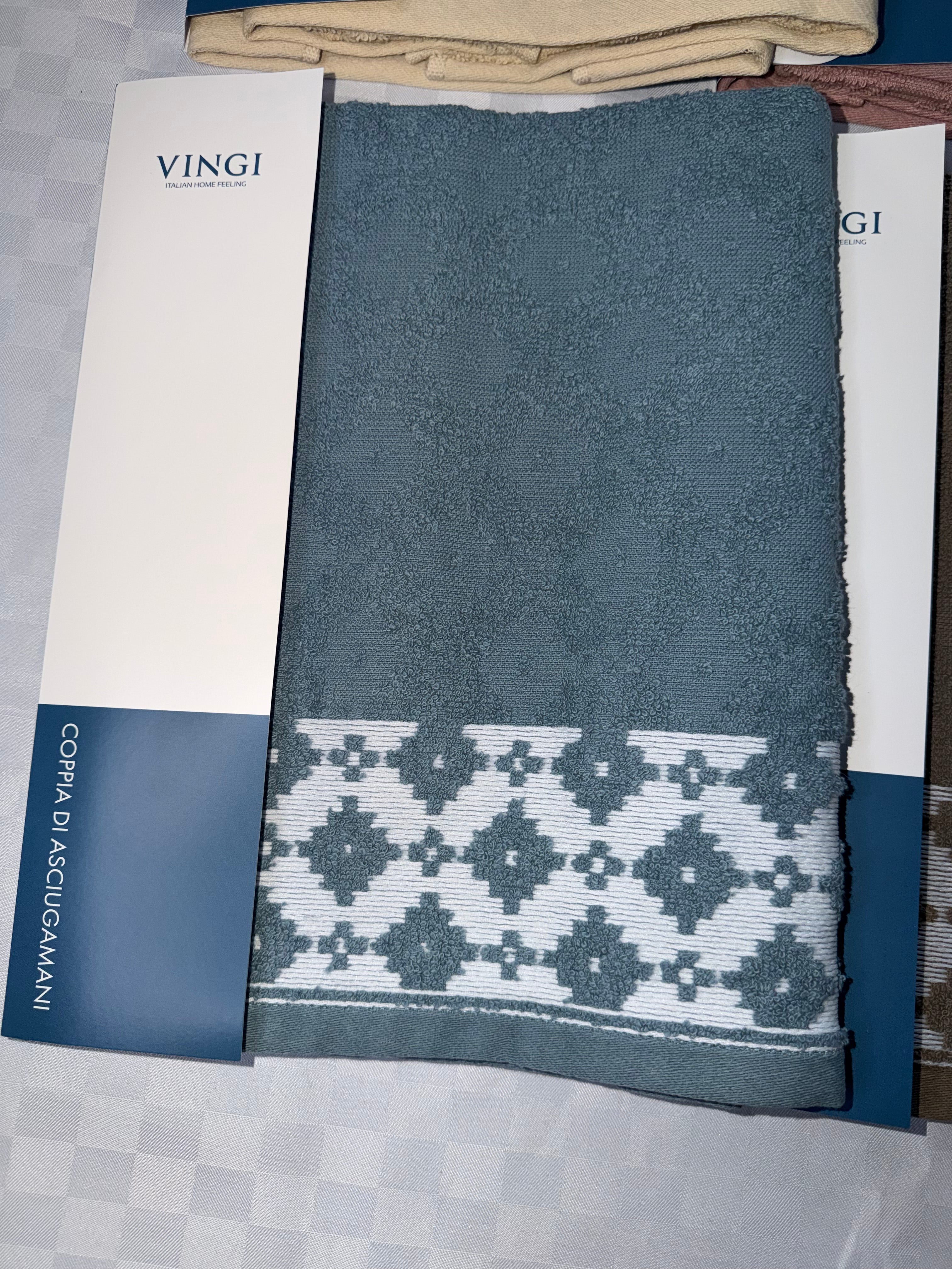 COPPIA DI ASCIUGAMANI VINGI IN OTTIMA SPUGNA contiene 1 Grande Viso + 1 Piccola Ospite