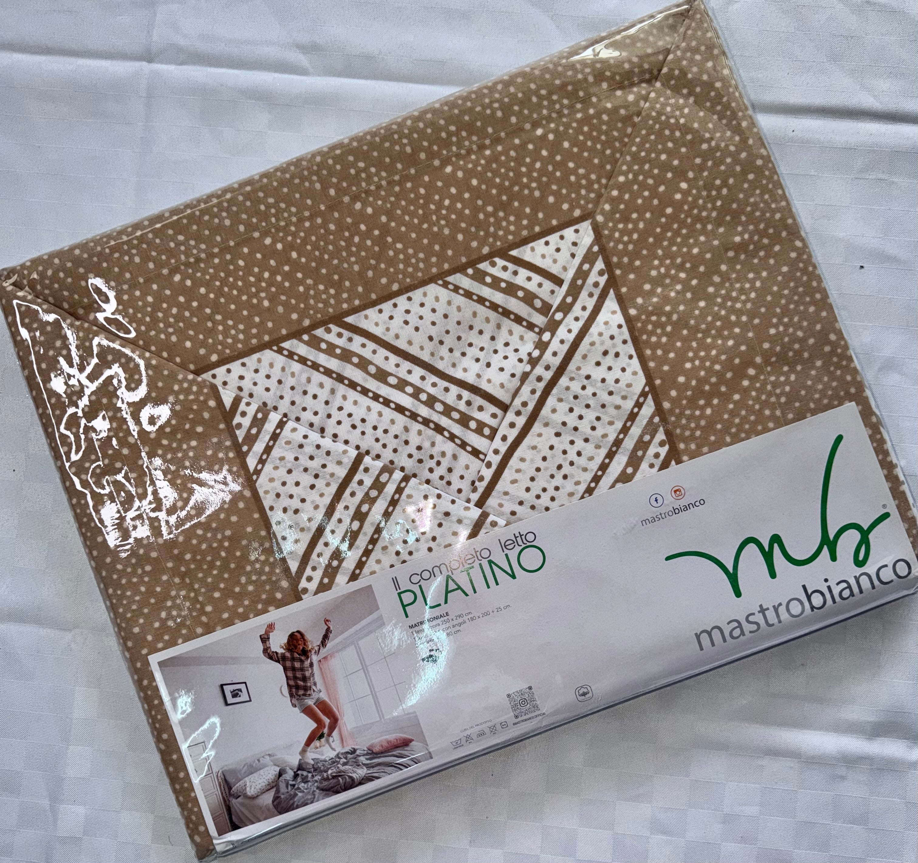 COMPLETO LENZUOLA PER LETTO MATRIMONIALE Polycotton contiene Lenzuolo sopra, Lenzuolo sotto con angoli e Due Federe