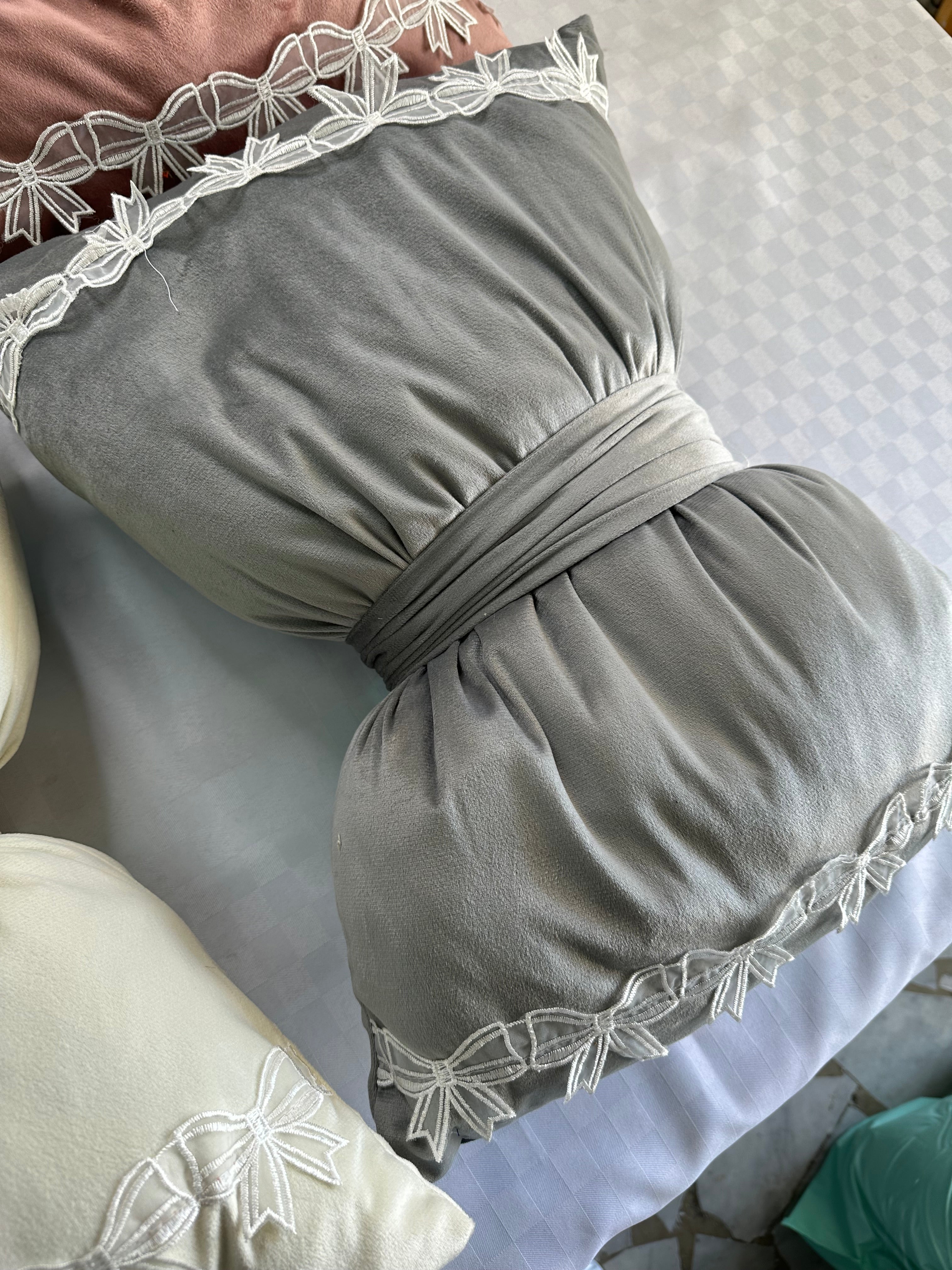 CUSCINO ARREDO FIOCCO IN VELLUTO CON RICAMO