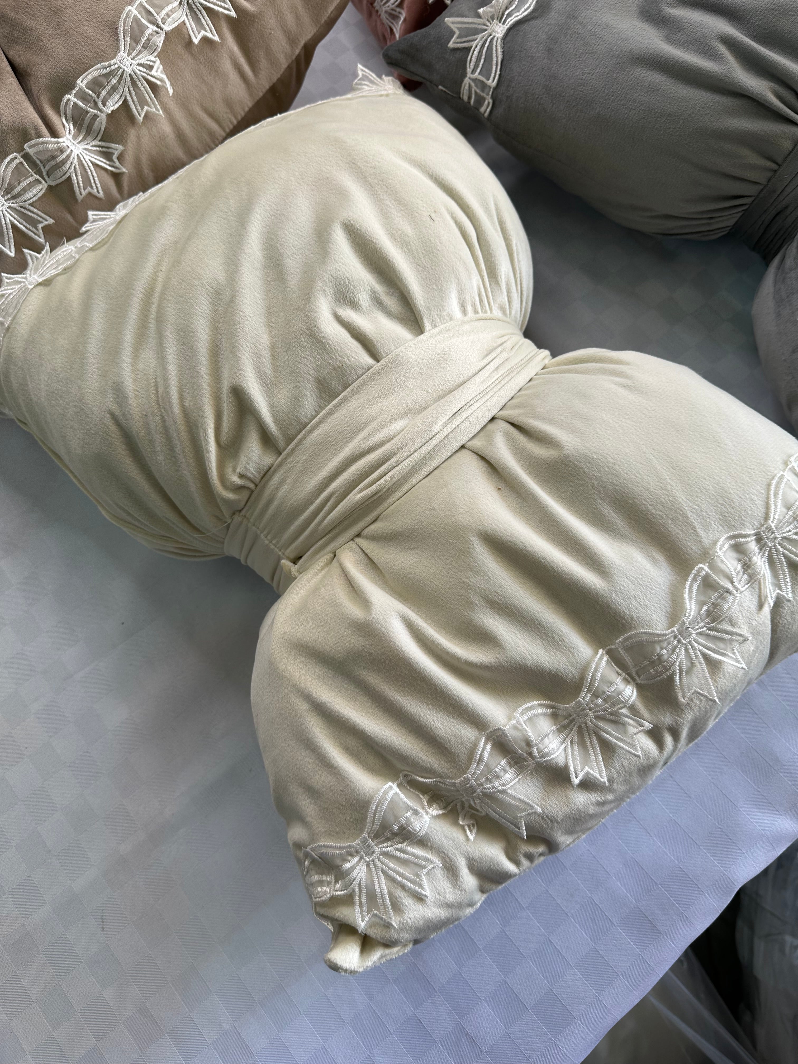 CUSCINO ARREDO FIOCCO IN VELLUTO CON RICAMO