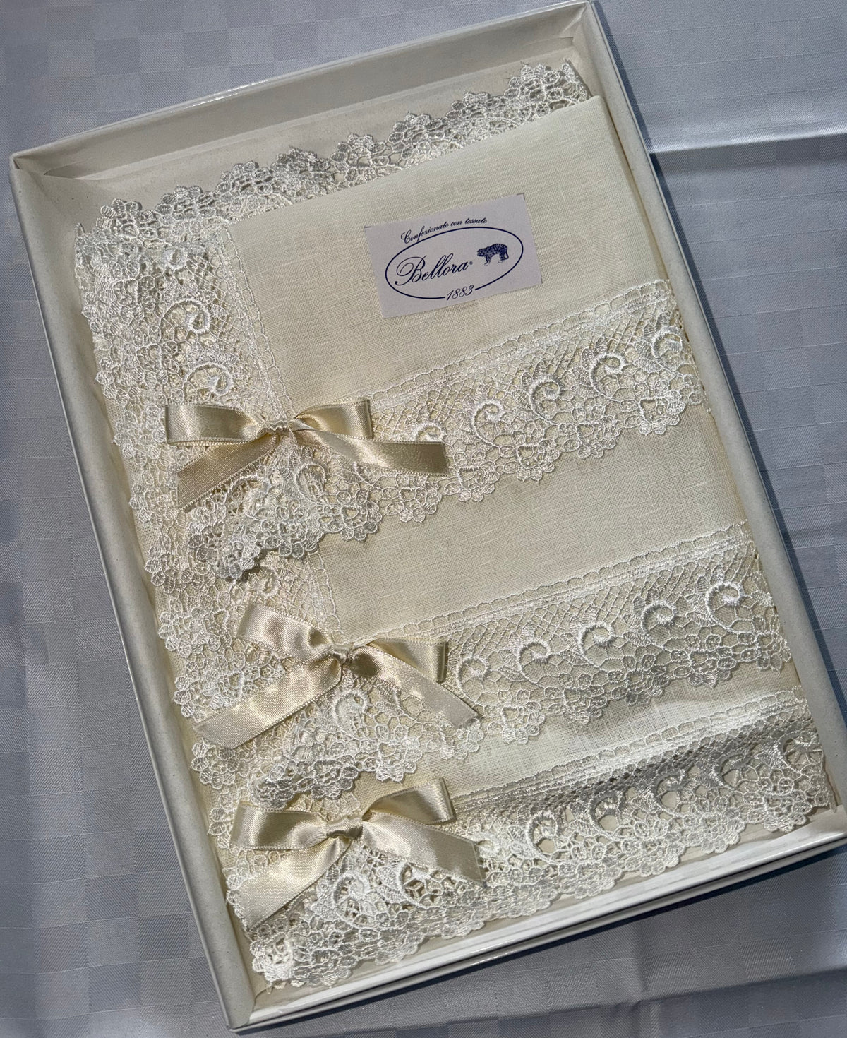TRIS DI CENTRI IN 100% LINO BELLORA PIZZI E MERLETTI contiene 1 Runner 40x100cm + 2 Centrini 40x50cm