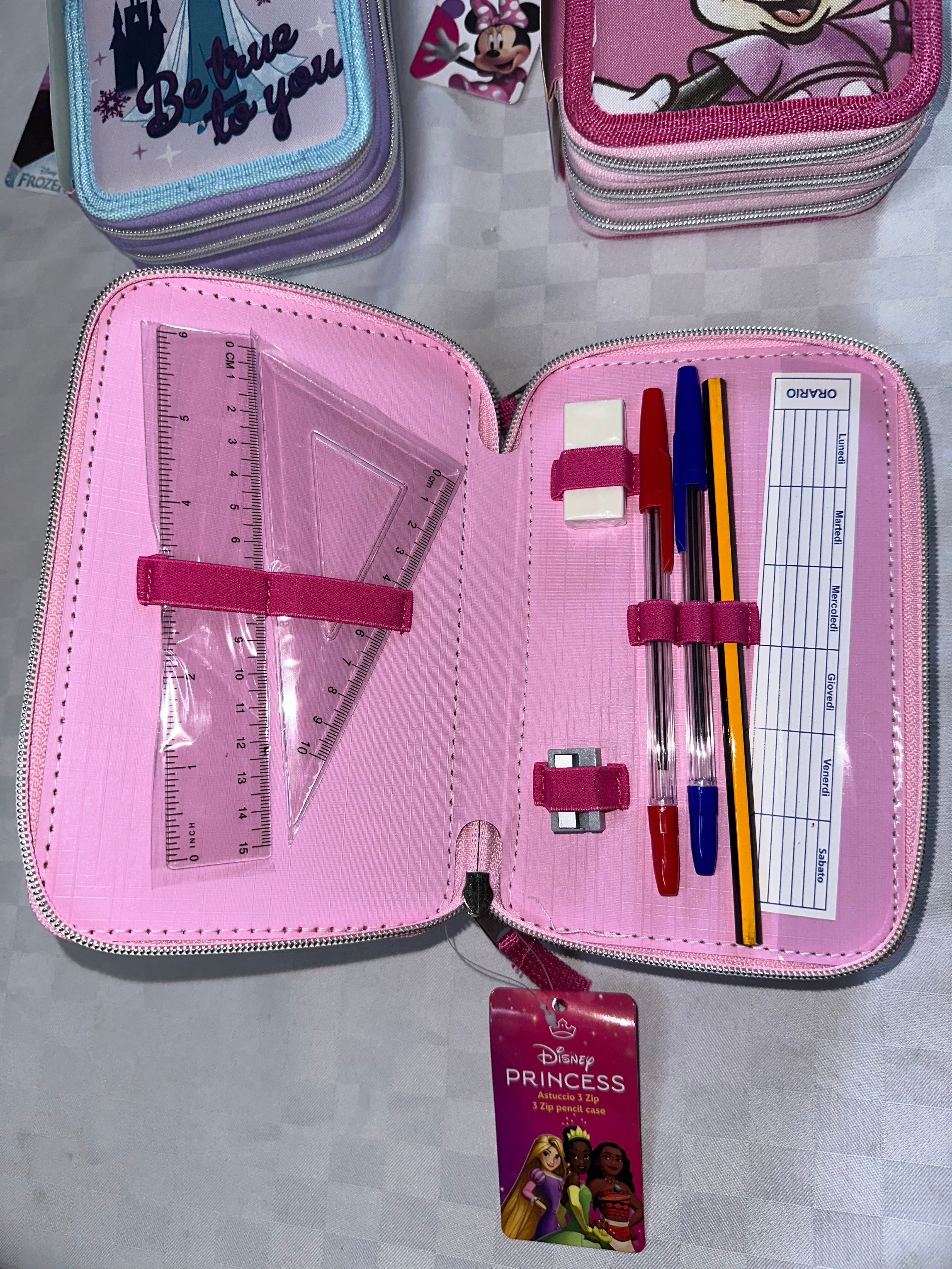 ASTUCCIO BIMBA CON 3 SCOMPARTI  COMPRESO DI COLORI,PENNARELLI, MATITA, PENNE E RIGHELLO