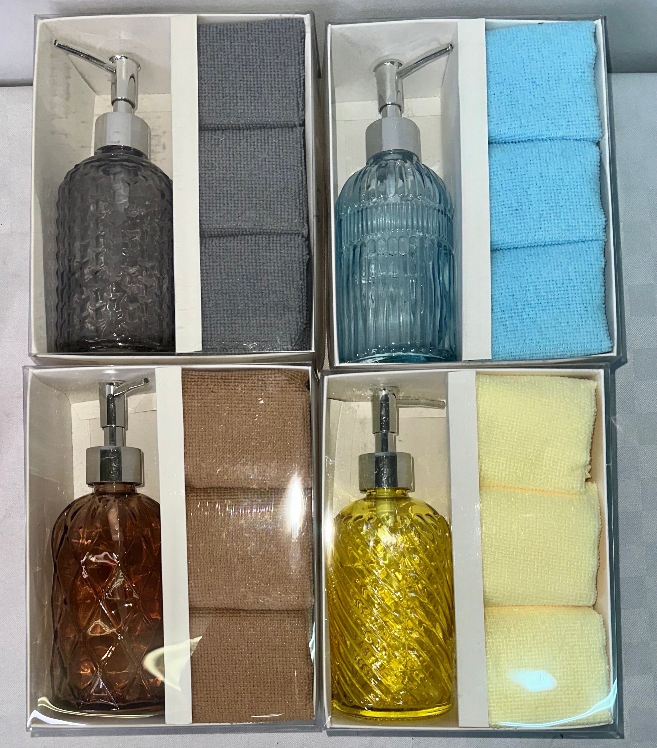 DISPENSER PER SAPONE CON 3 LAVETTE ASCIUGAMANI 30x30cm IN SPUGNA