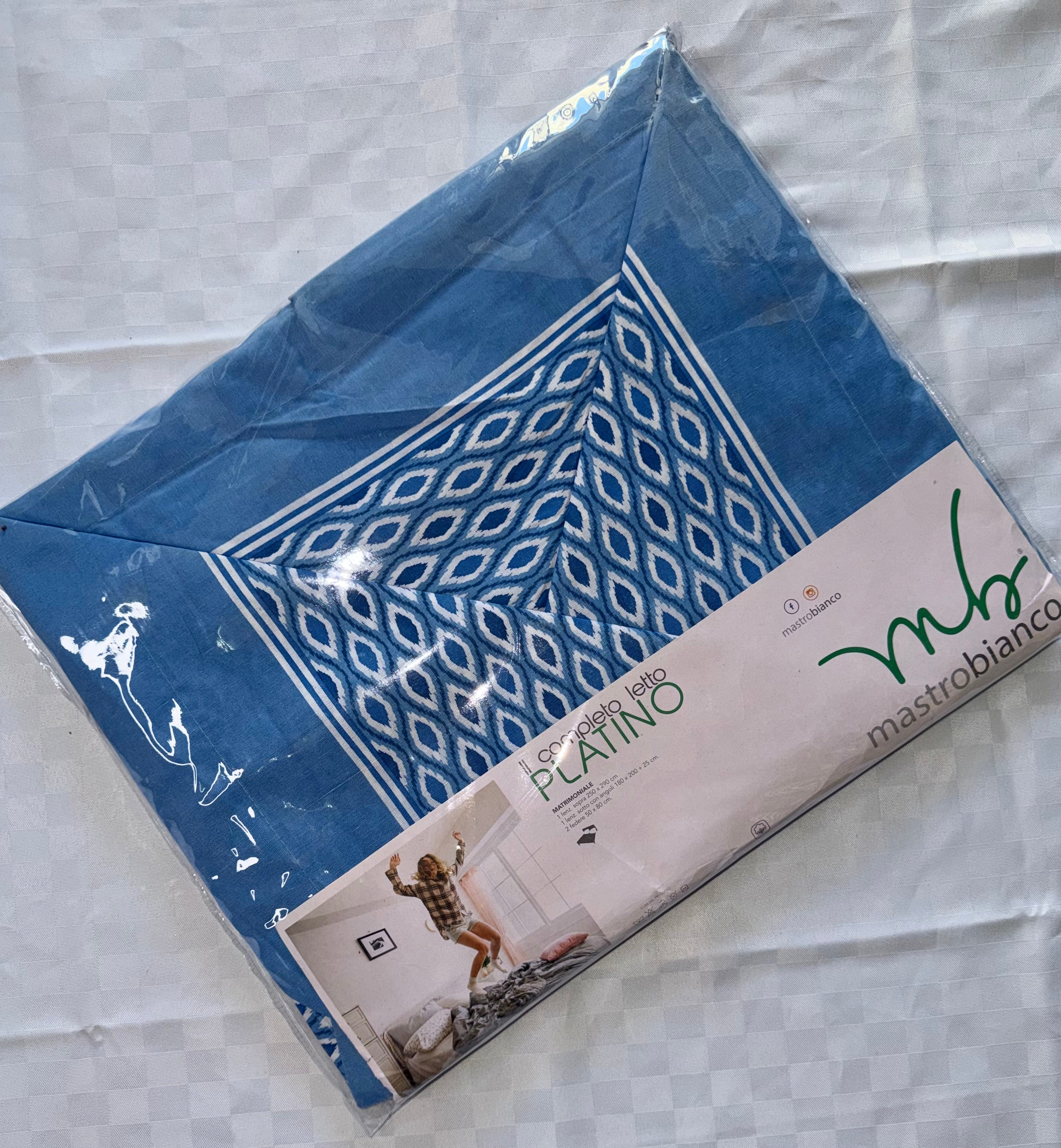 COMPLETO LENZUOLA PER LETTO MATRIMONIALE Polycotton contiene Lenzuolo sopra, Lenzuolo sotto con angoli e Due Federe