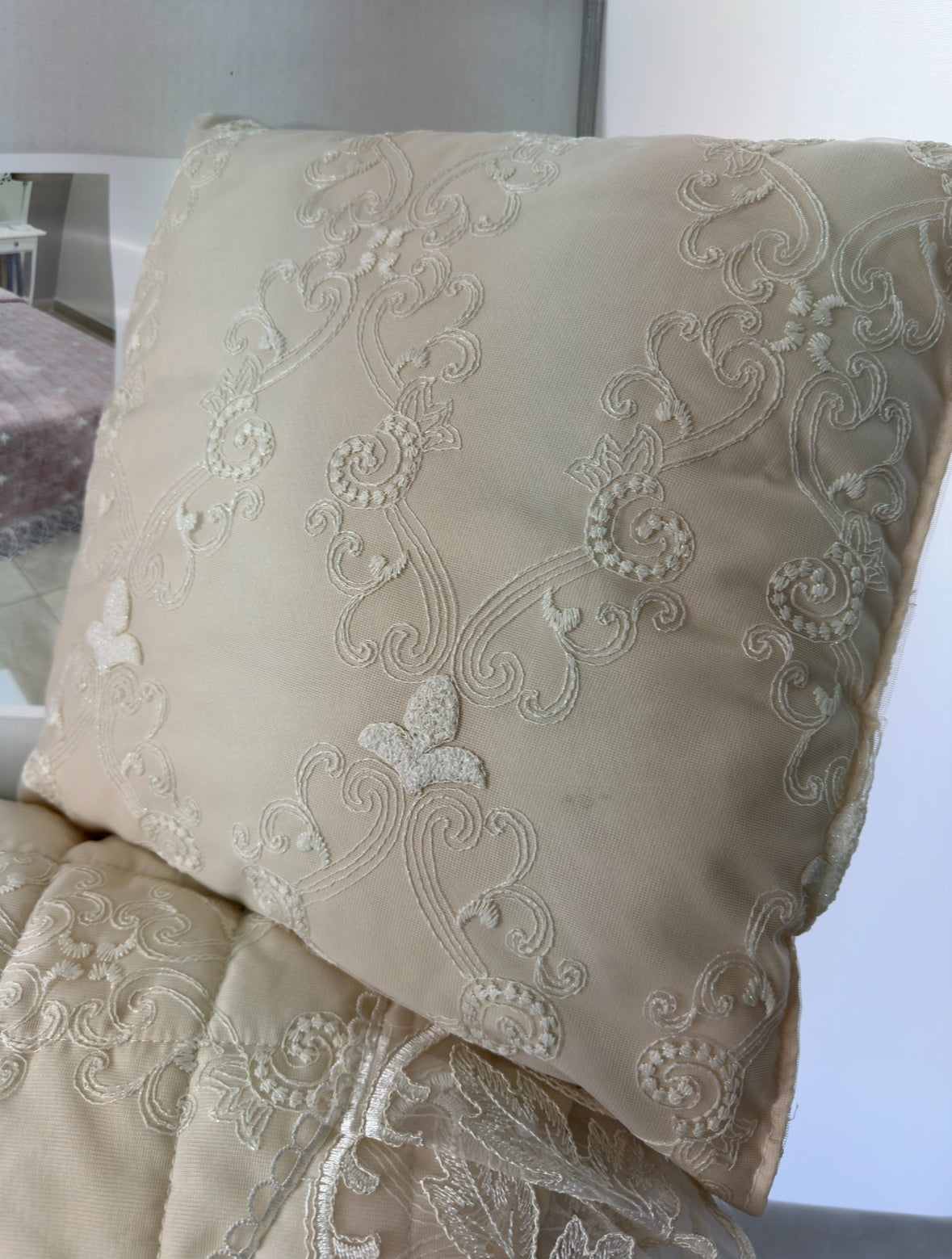 COPRILETTO TRAPUNTINO PRIMAVERA/ESTATE LAURA
BLASI MATRIMONIALE CON VOILANT IN MACRAME E 3
CUSCINI ARREDO COMPRESI