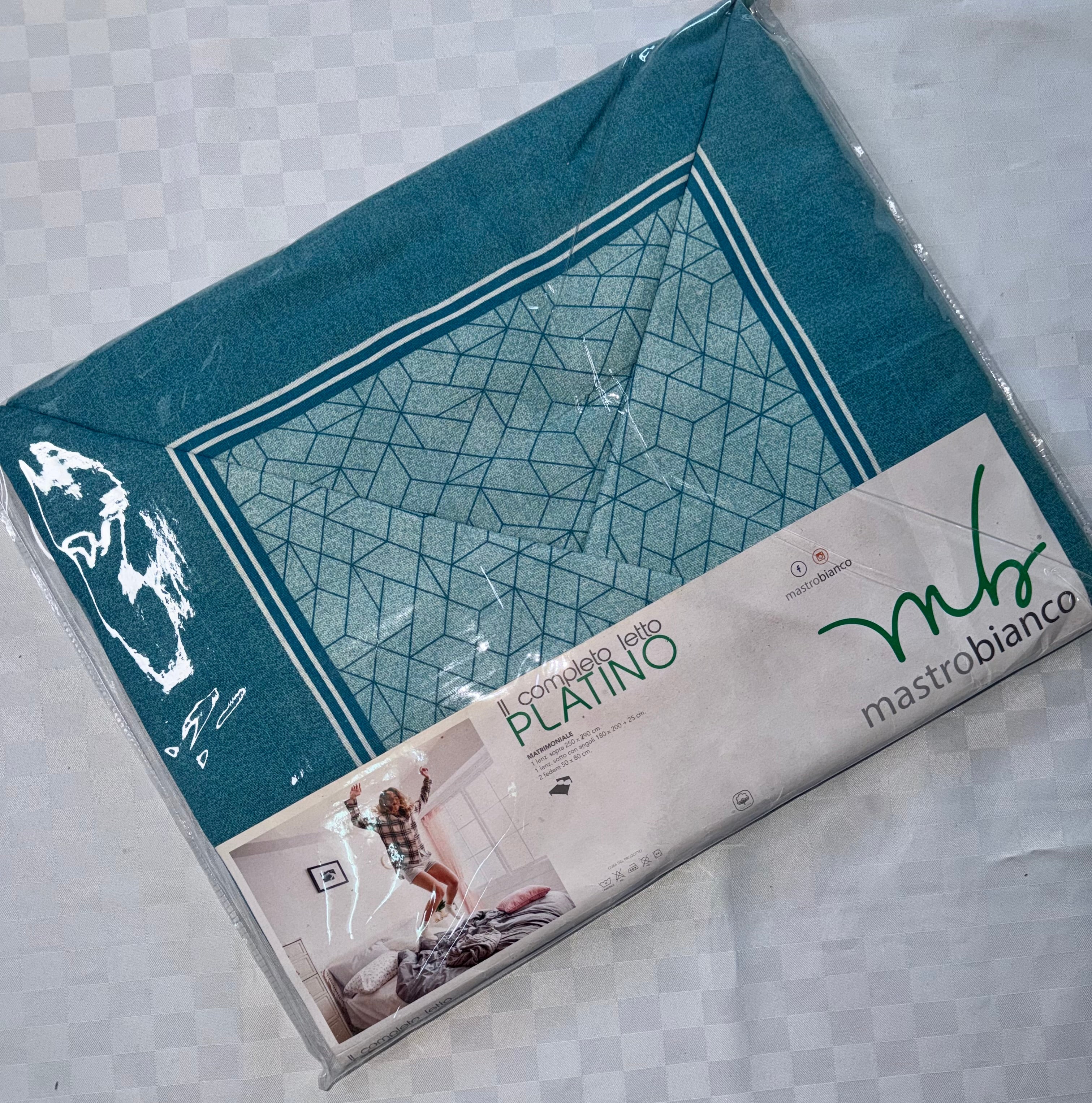 COMPLETO LENZUOLA PER LETTO MATRIMONIALE Polycotton contiene Lenzuolo sopra, Lenzuolo sotto con angoli e Due Federe