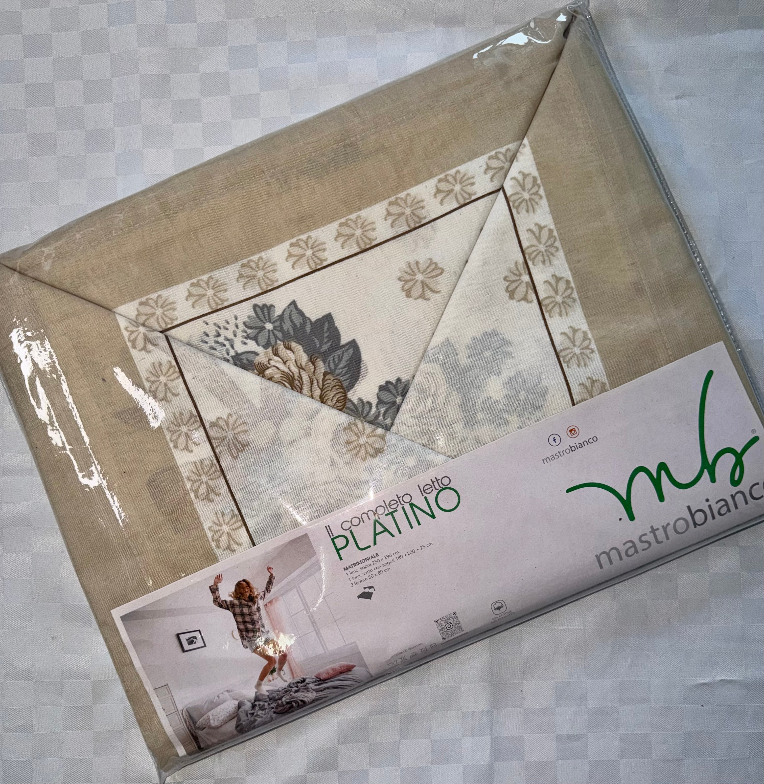 COMPLETO LENZUOLA PER LETTO MATRIMONIALE Polycotton contiene Lenzuolo sopra, Lenzuolo sotto con angoli e Due Federe