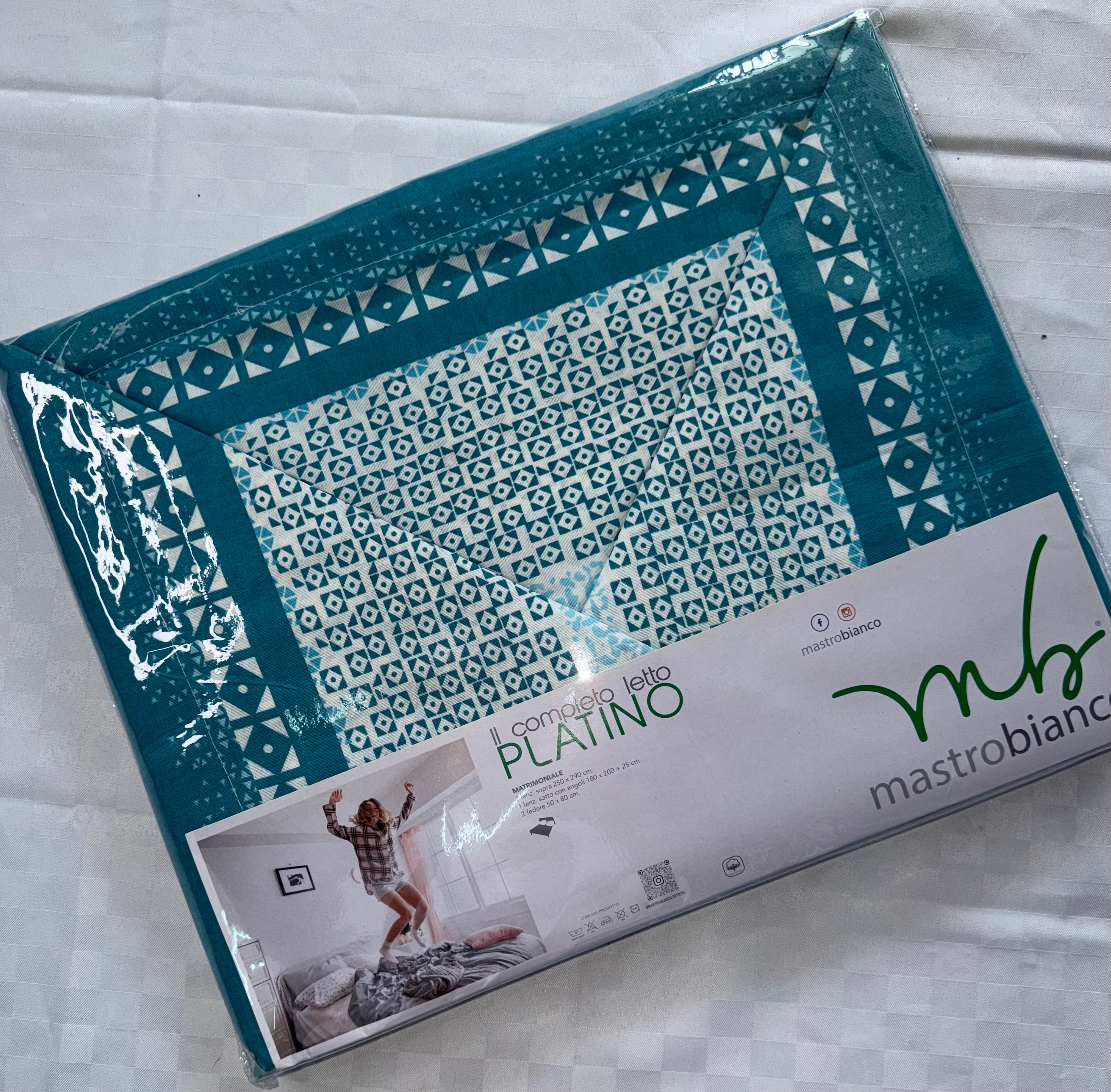 COMPLETO LENZUOLA PER LETTO MATRIMONIALE Polycotton contiene Lenzuolo sopra, Lenzuolo sotto con angoli e Due Federe
