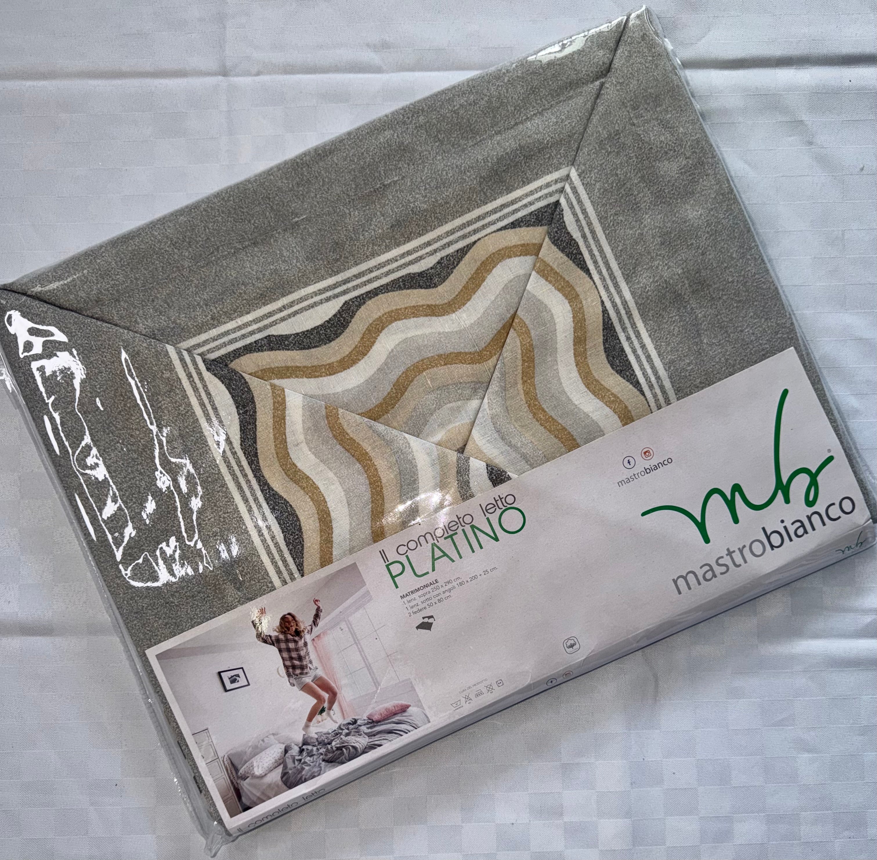 COMPLETO LENZUOLA PER LETTO MATRIMONIALE Polycotton contiene Lenzuolo sopra, Lenzuolo sotto con angoli e Due Federe
