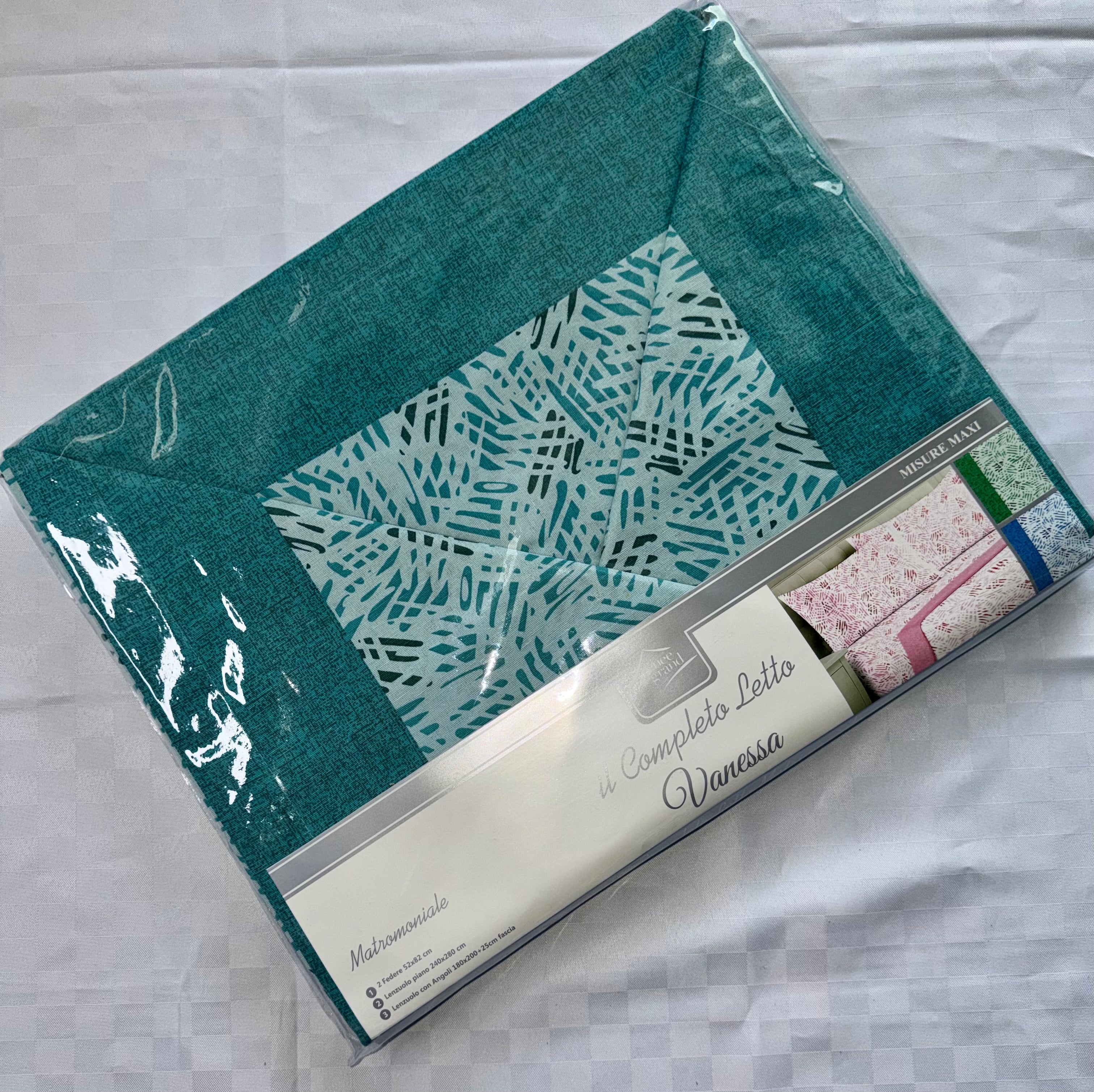 COMPLETO LENZUOLA PER LETTO MATRIMONIALE Polycotton contiene Lenzuolo sopra, Lenzuolo sotto con angoli e Due Federe
