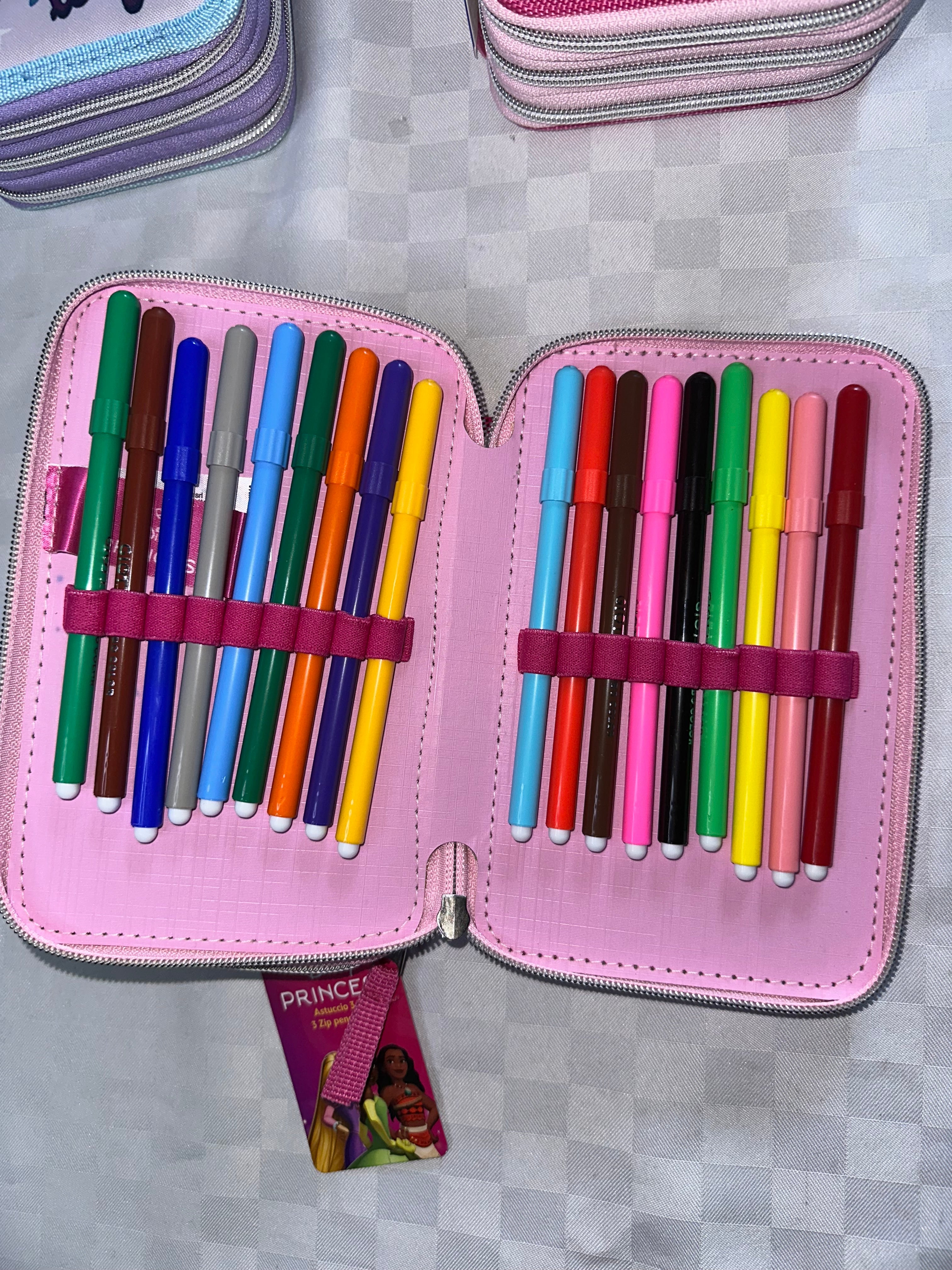 ASTUCCIO BIMBA CON 3 SCOMPARTI  COMPRESO DI COLORI,PENNARELLI, MATITA, PENNE E RIGHELLO