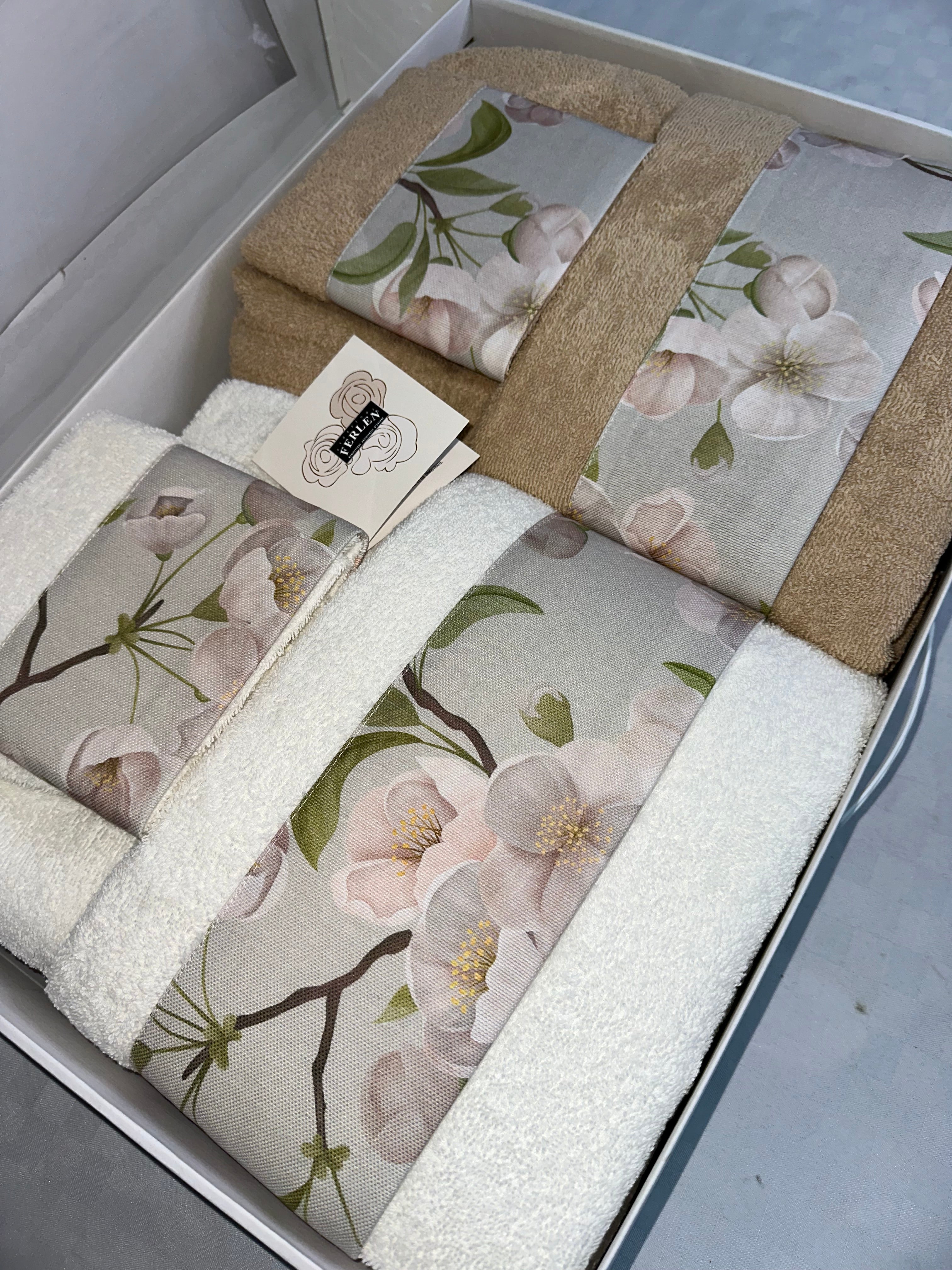 COMPLETO BAGNO 8 PEZZI LUI E LEI IN SPUGNA  2 ACCAPPATOI , 2 ASCIUGAMANI VISO, 2 ASCIUGAMANI OSPITE E 2 MANOPOLE