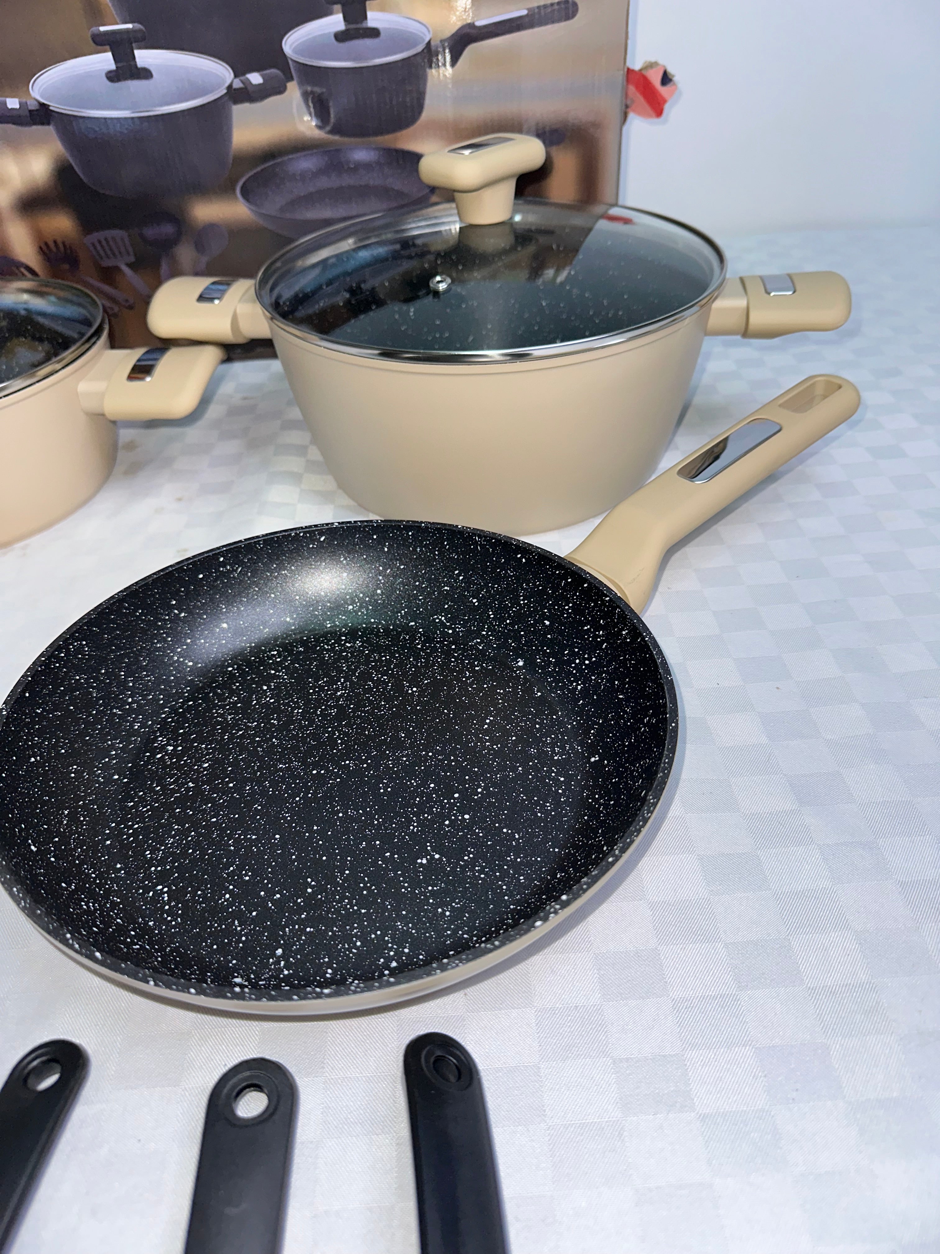 BATTERIA DI PENTOLE IN PIETRA LAVICA E ANTI-ADERENTE contiene 2 Padelle , 3 Pentole , 3 Coperchi e 5 Utensili da Cucina