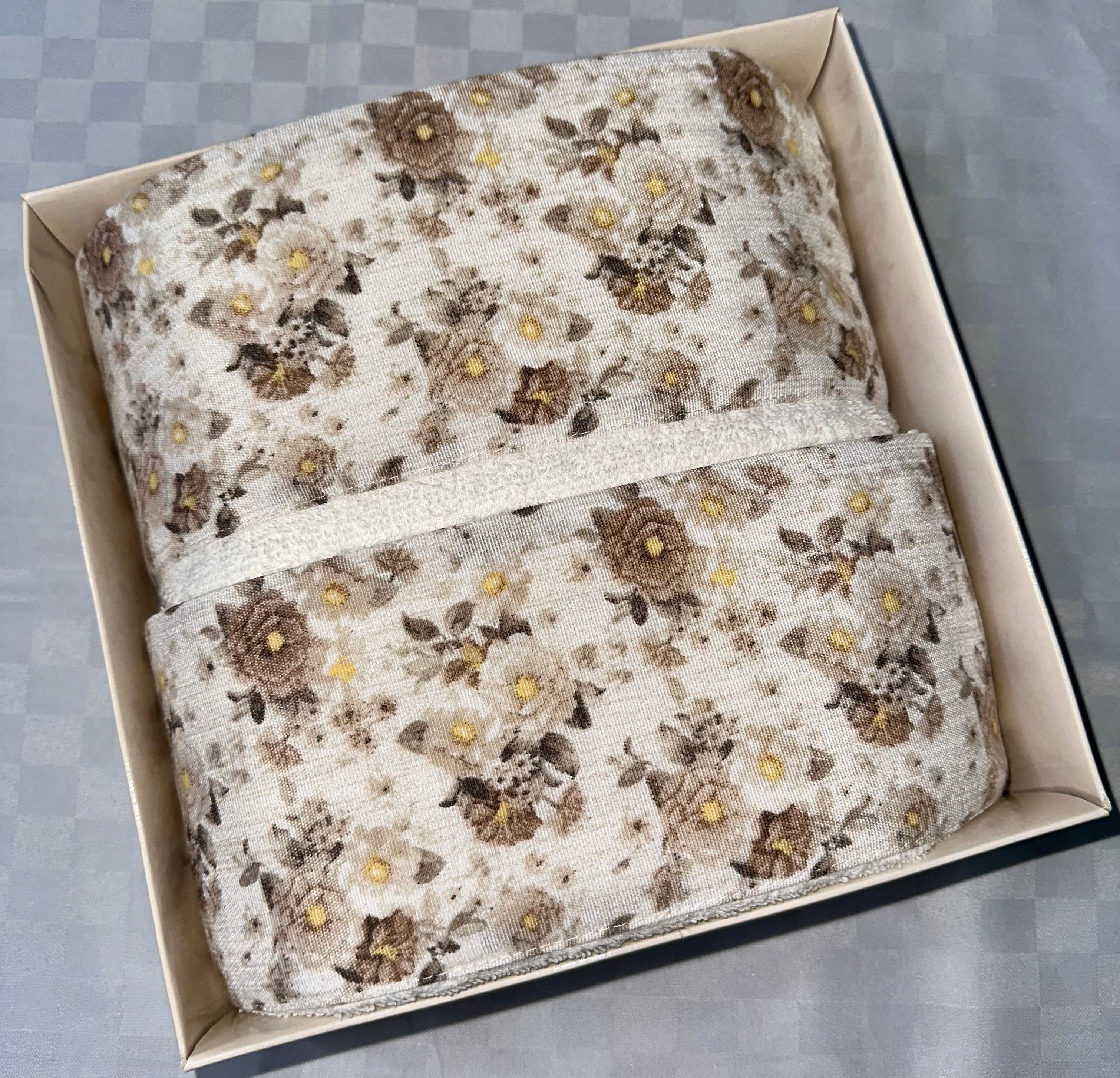 COPPIA DI ASCIUGAMANI BAGNO IN SPUGNA SCATOLATA  1 Grande Viso + 1 Piccola Ospite