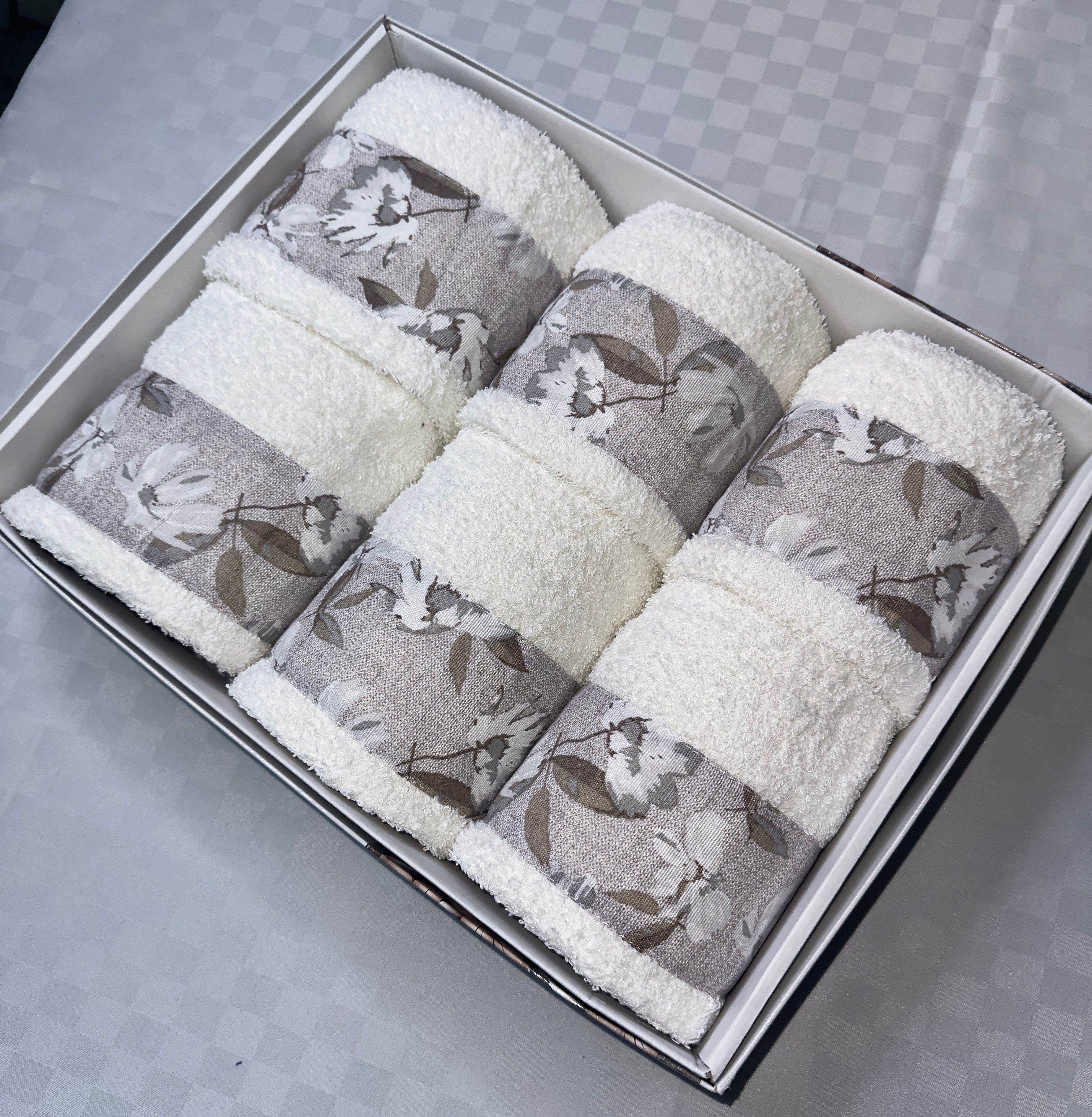 SET 6 PEZZI ASCIUGAMANO BAGNO IN SPUGNA contiene 3 Grandi Viso+3 Piccole Ospite