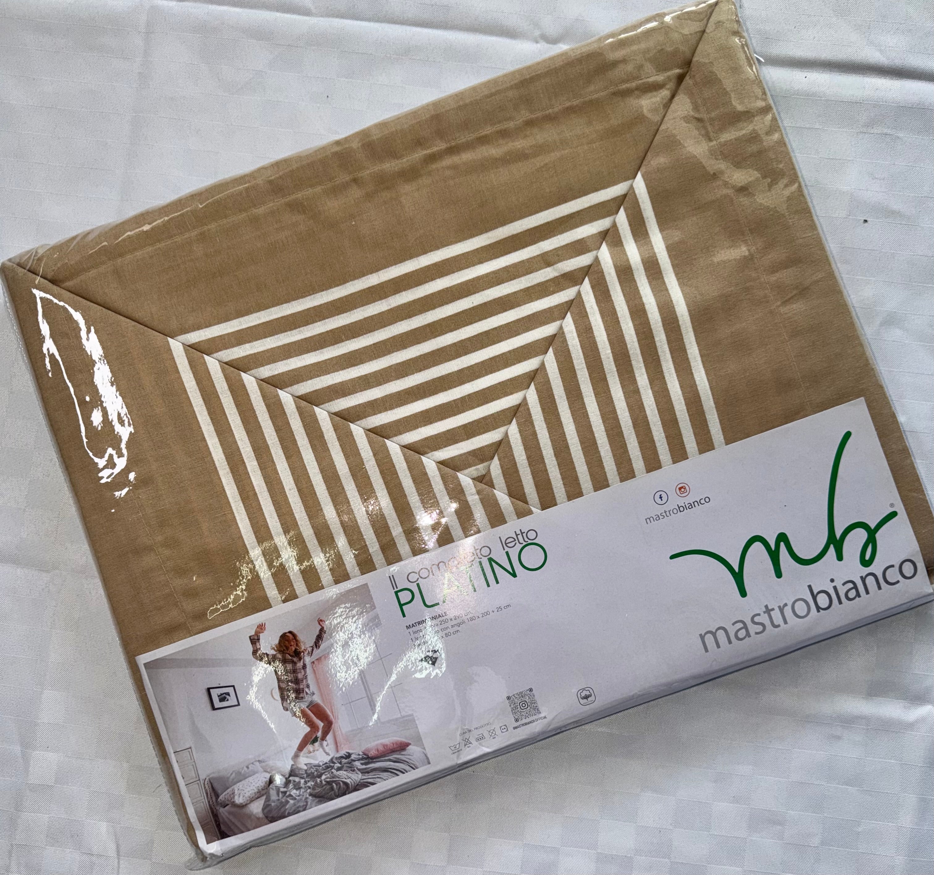 COMPLETO LENZUOLA PER LETTO MATRIMONIALE Polycotton contiene Lenzuolo sopra, Lenzuolo sotto con angoli e Due Federe