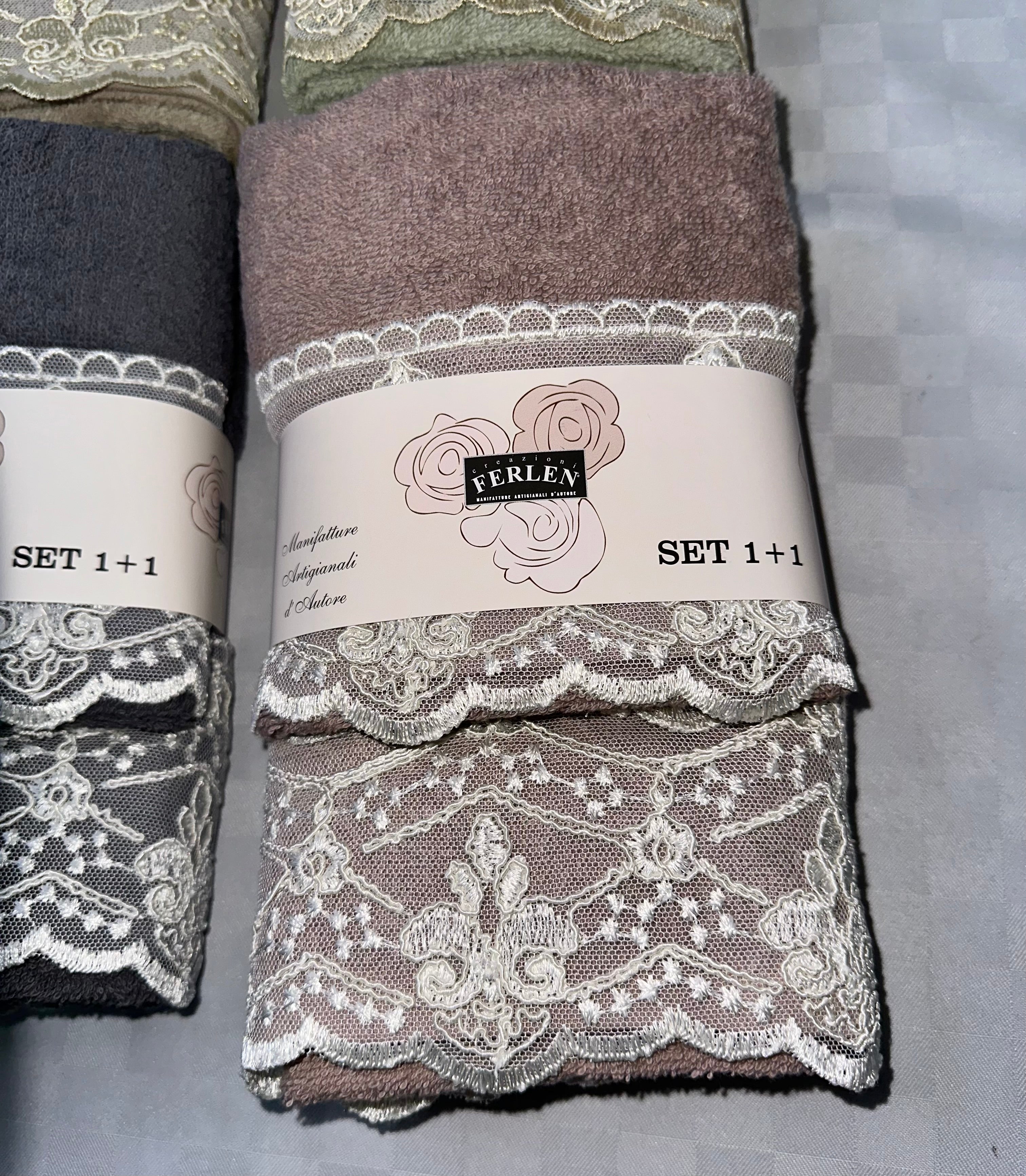 COPPIA DI ASCIUGAMANI BAGNO IN OTTIMA SPUGNA CON MACRAMÈ 1 Grande Viso + 1 Piccola Ospite