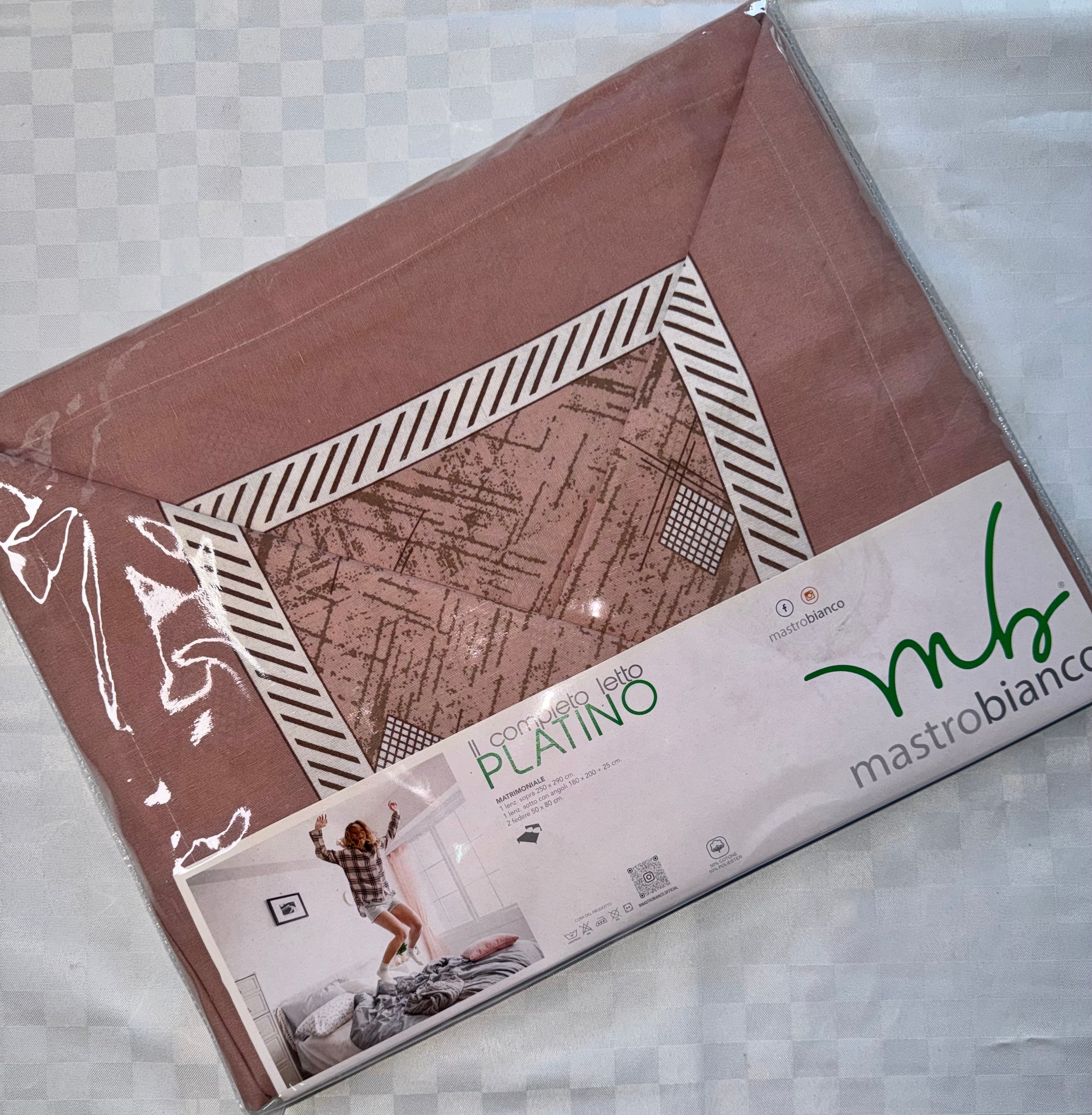 COMPLETO LENZUOLA PER LETTO MATRIMONIALE Polycotton contiene Lenzuolo sopra, Lenzuolo sotto con angoli e Due Federe