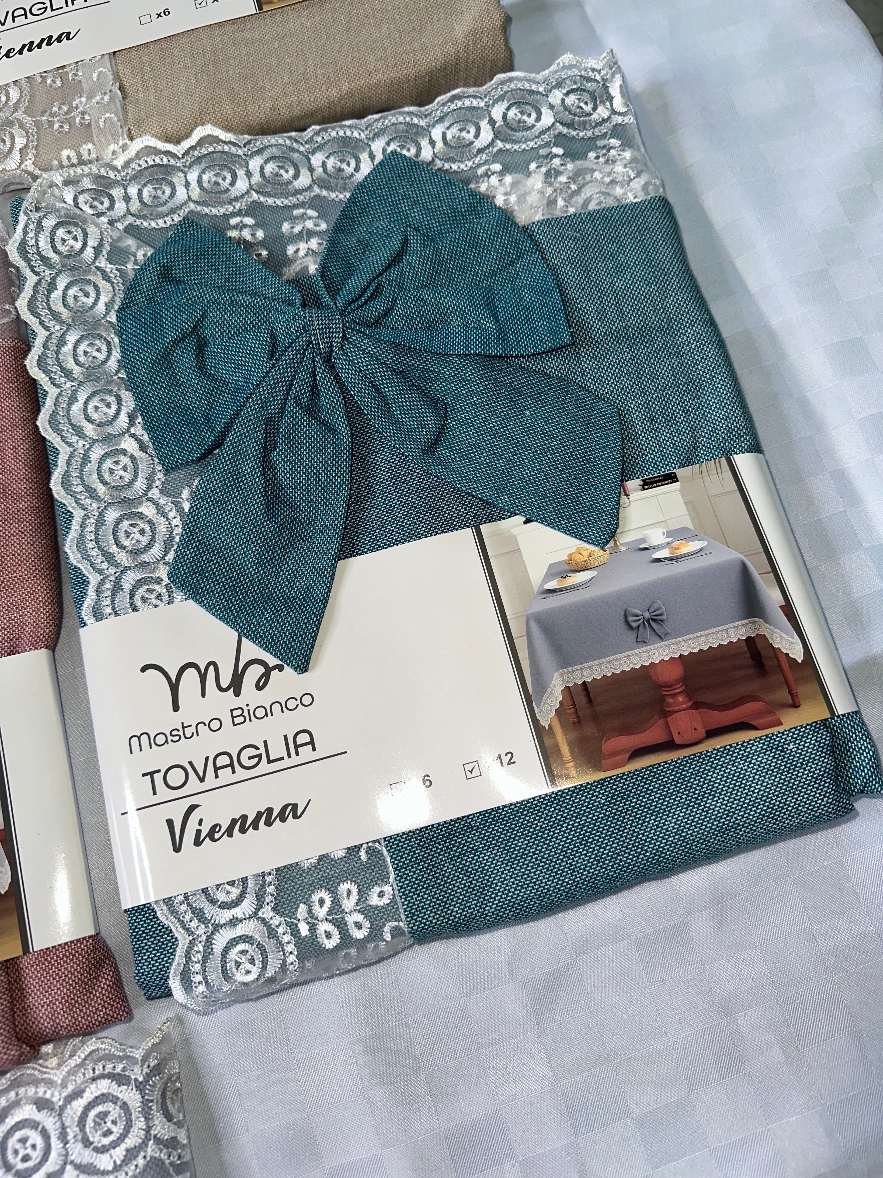 TOVAGLIA DA TAVOLA IN COTONE CON RICAMO E FIOCCO APPLICATO X12 Persone (140x240cm)