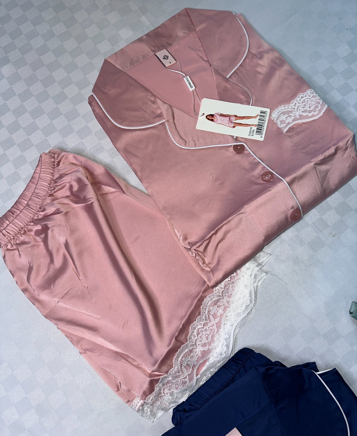 PIGIAMA DONNA IN RASO CORTO APERTO AVANTI CON BOTTONI MEZZA MANICA E PANTALONCINO.
