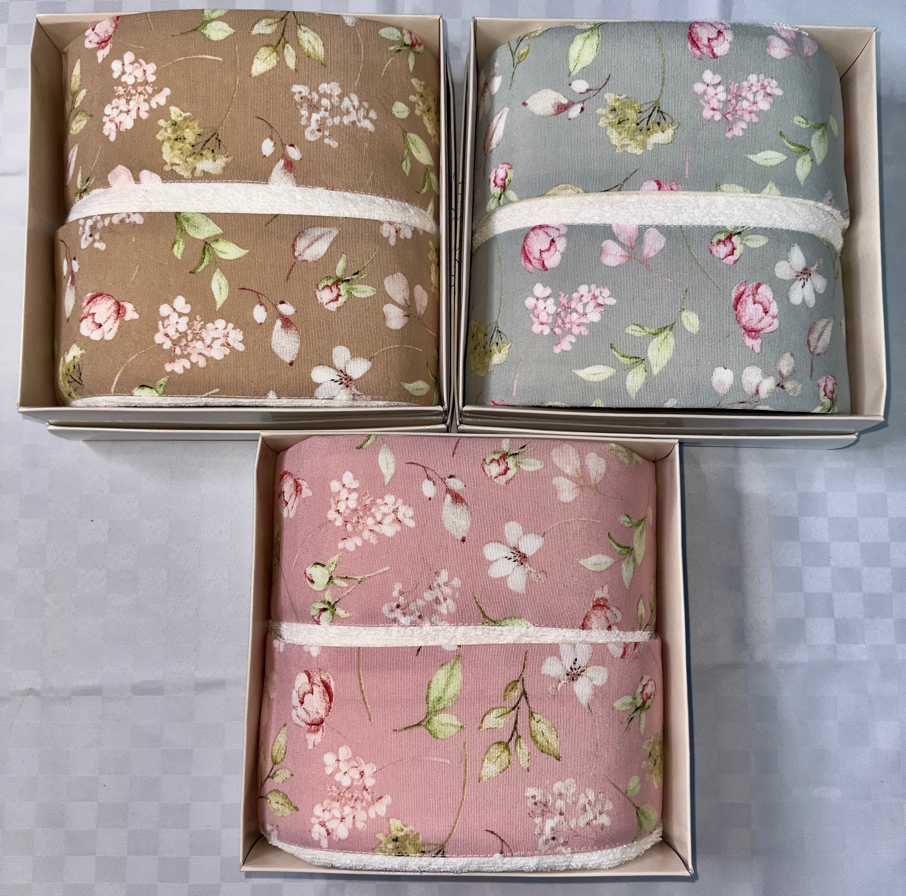 COPPIA DI ASCIUGAMANI BAGNO IN SPUGNA SCATOLATA  1 Grande Viso + 1 Piccola Ospite