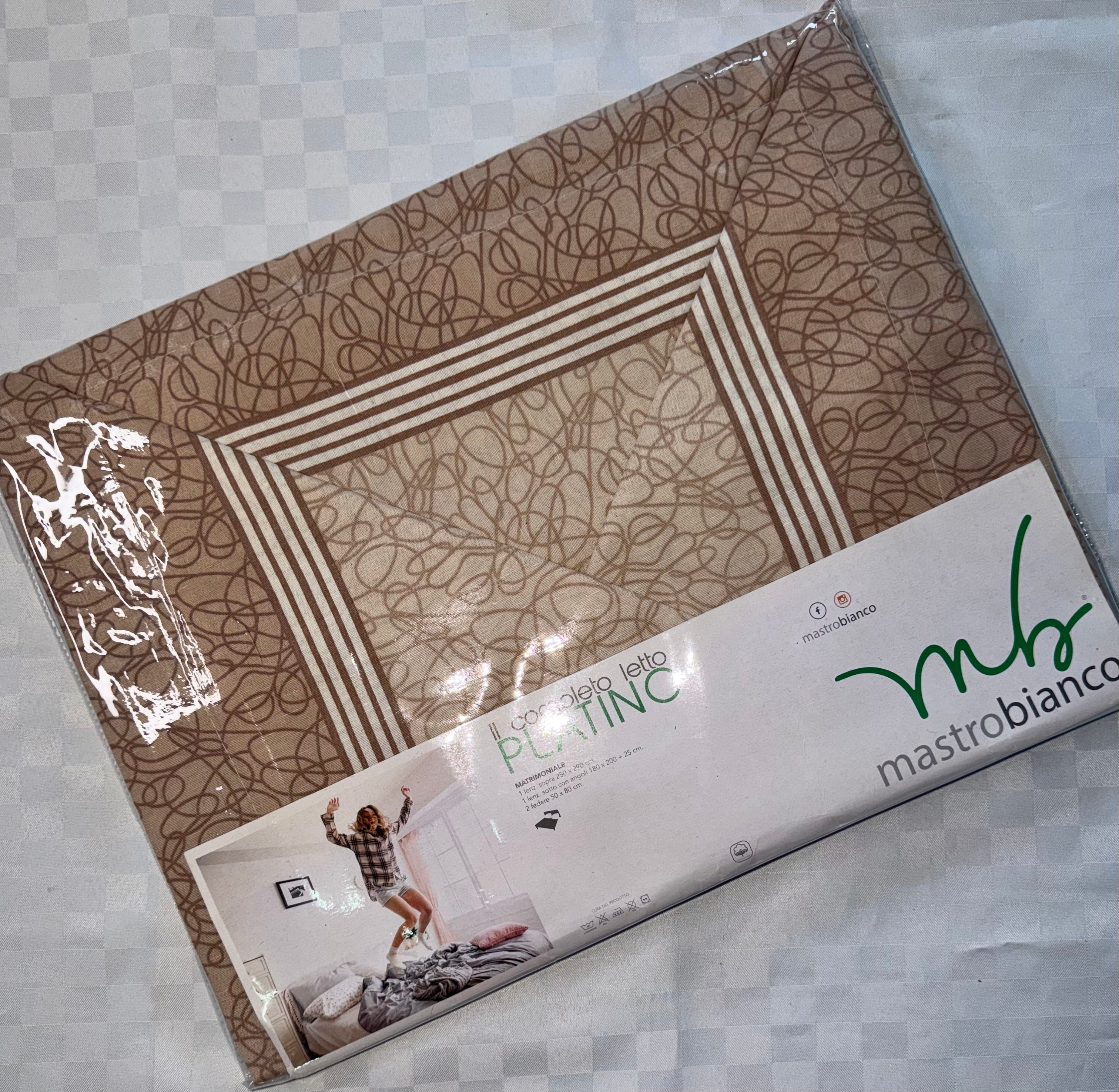 COMPLETO LENZUOLA PER LETTO MATRIMONIALE Polycotton contiene Lenzuolo sopra, Lenzuolo sotto con angoli e Due Federe