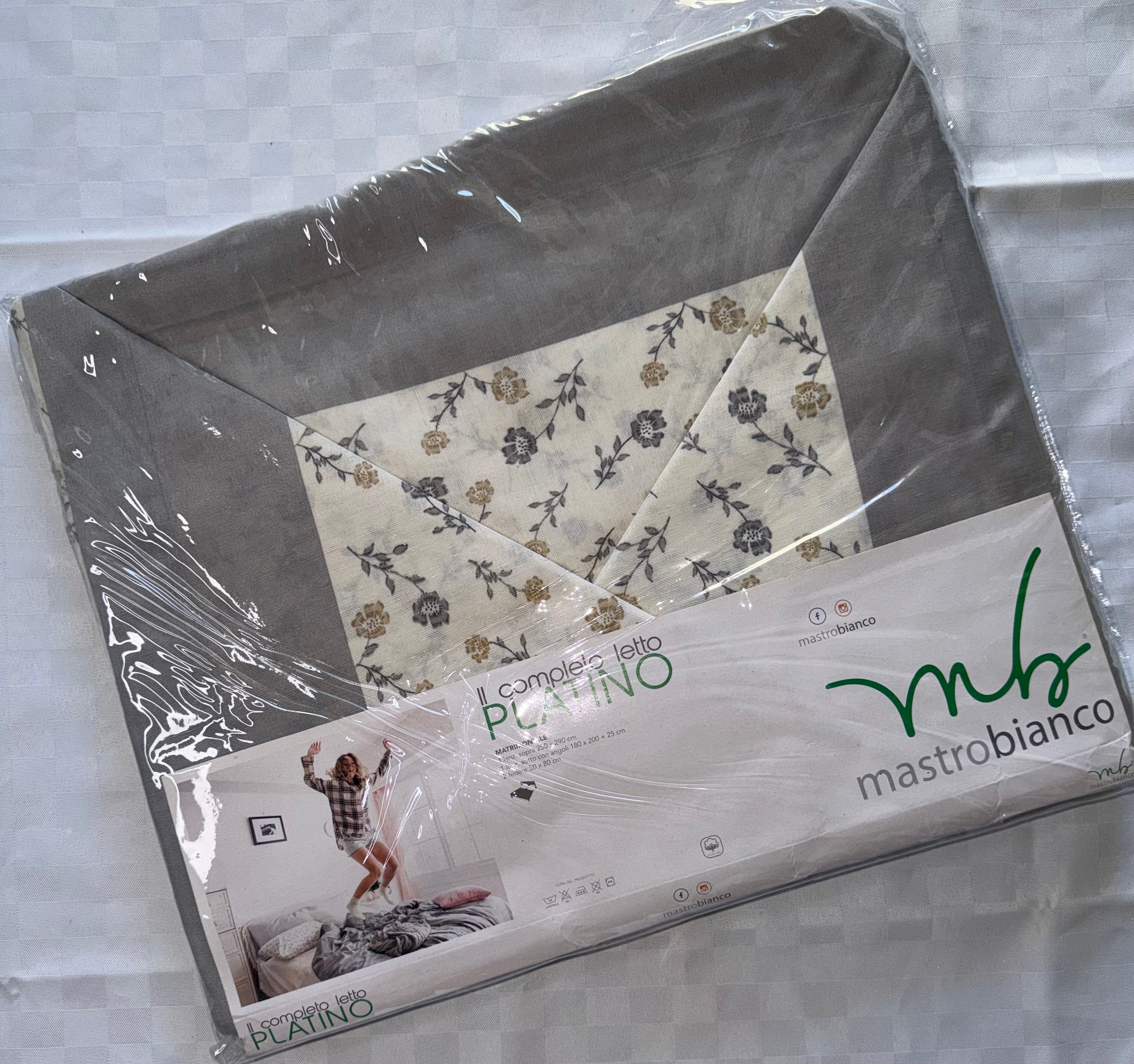 COMPLETO LENZUOLA PER LETTO MATRIMONIALE Polycotton contiene Lenzuolo sopra, Lenzuolo sotto con angoli e Due Federe