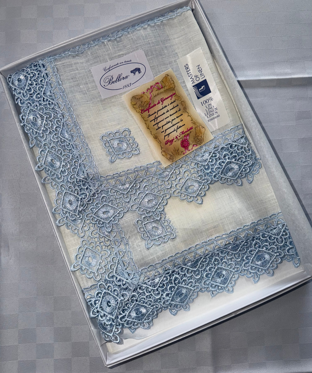 TRIS DI CENTRI IN 100% LINO BELLORA PIZZI E MERLETTI contiene 1 Runner 40x100cm + 2 Centrini 40x50cm