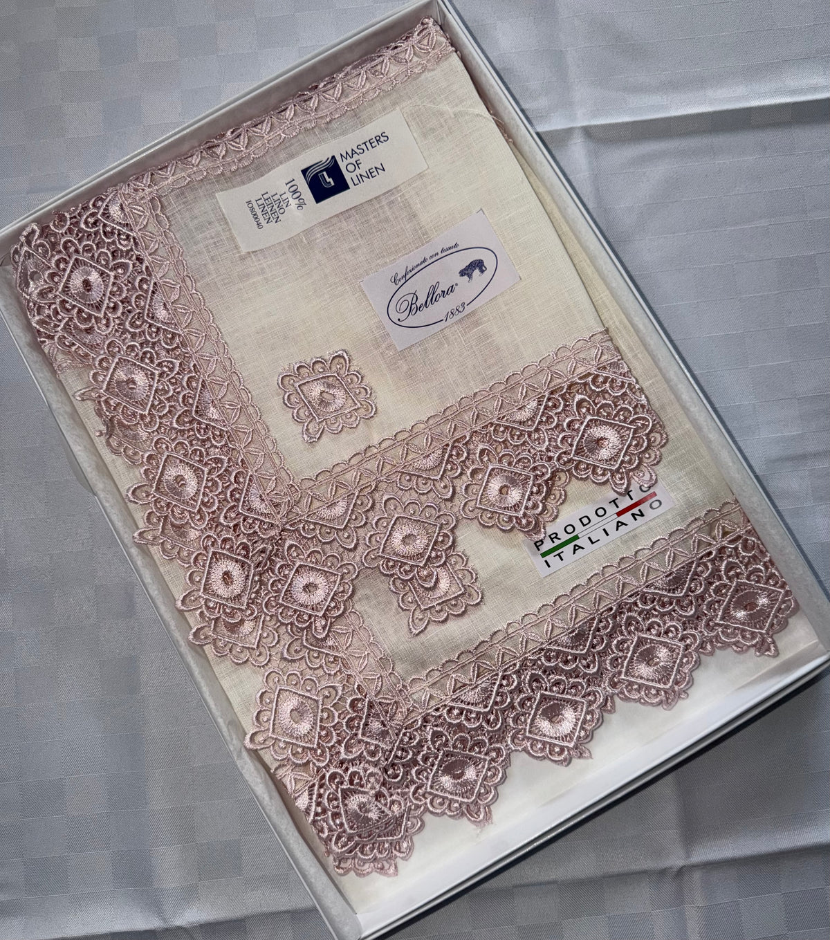 TRIS DI CENTRI IN 100% LINO BELLORA PIZZI E MERLETTI contiene 1 Runner 40x100cm + 2 Centrini 40x50cm